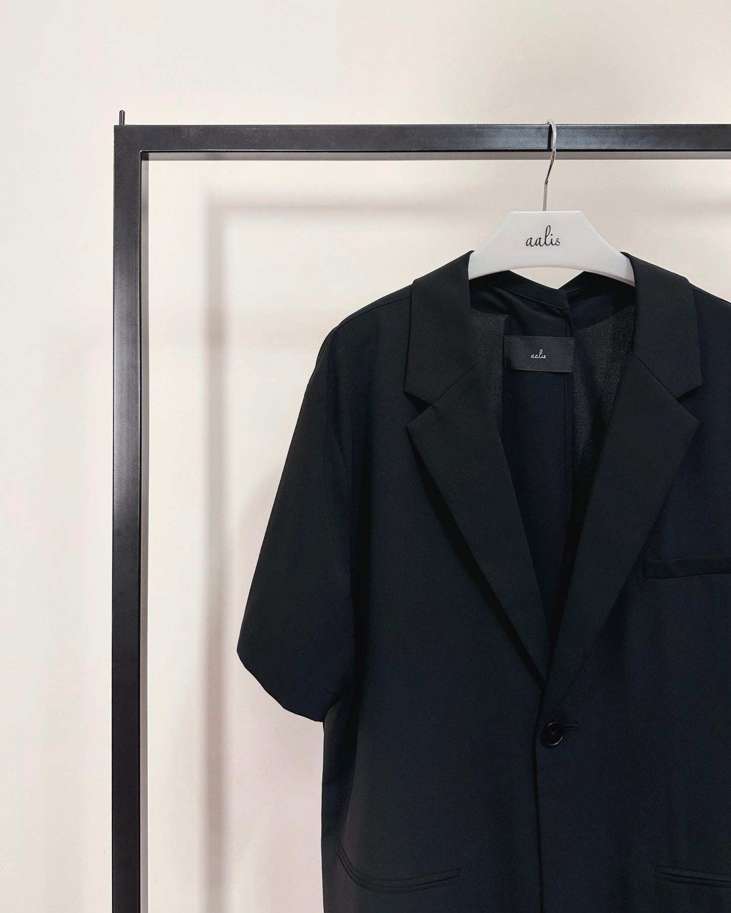 aalis ENCA overlay fold design detail s/s blazer (Black)