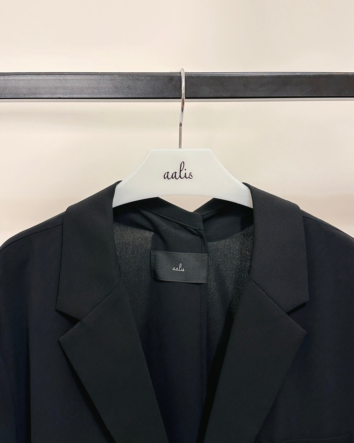 aalis ENCA overlay fold design detail s/s blazer (Black)