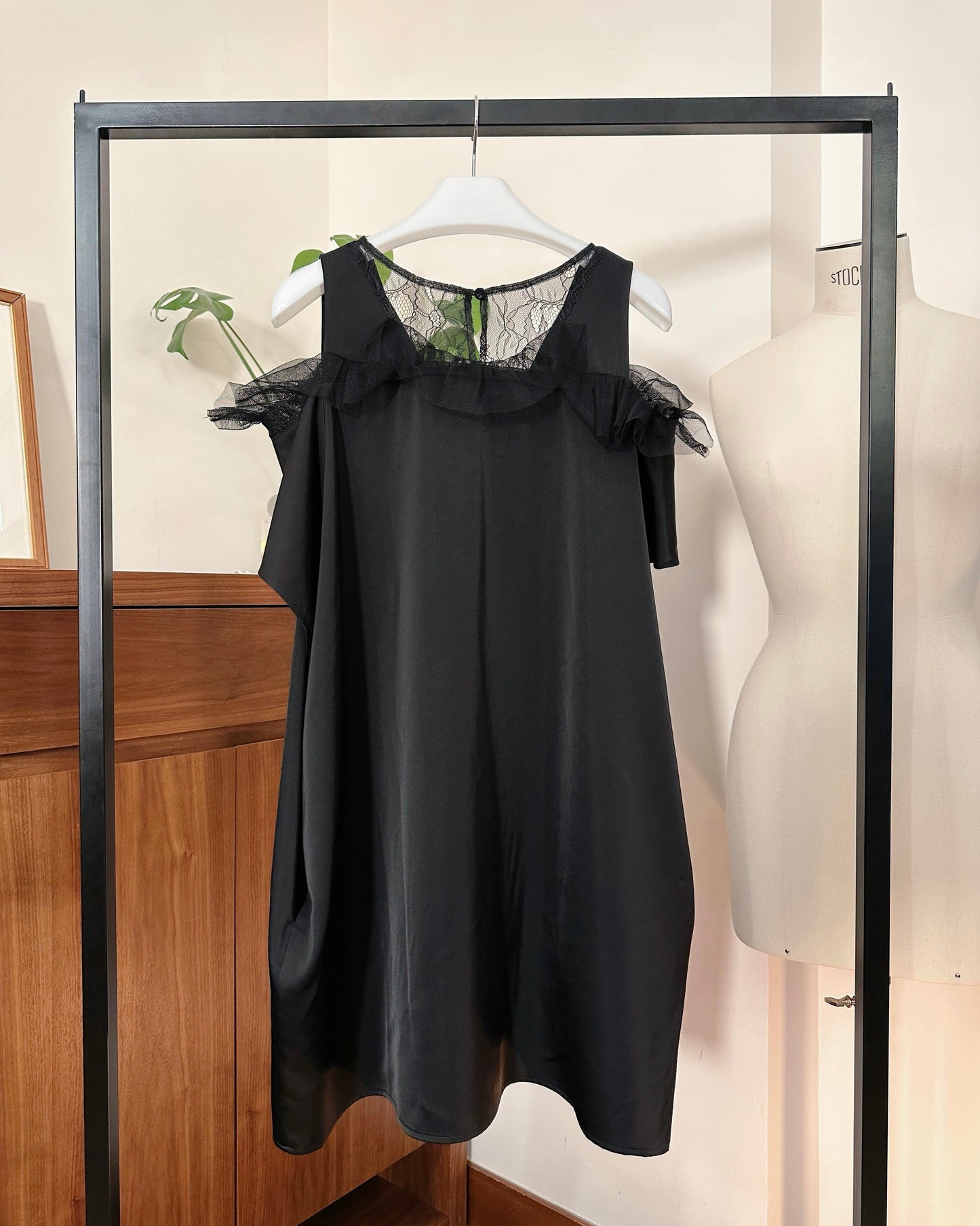 aalis CAY cold shoulder woven tunic dress (Black)