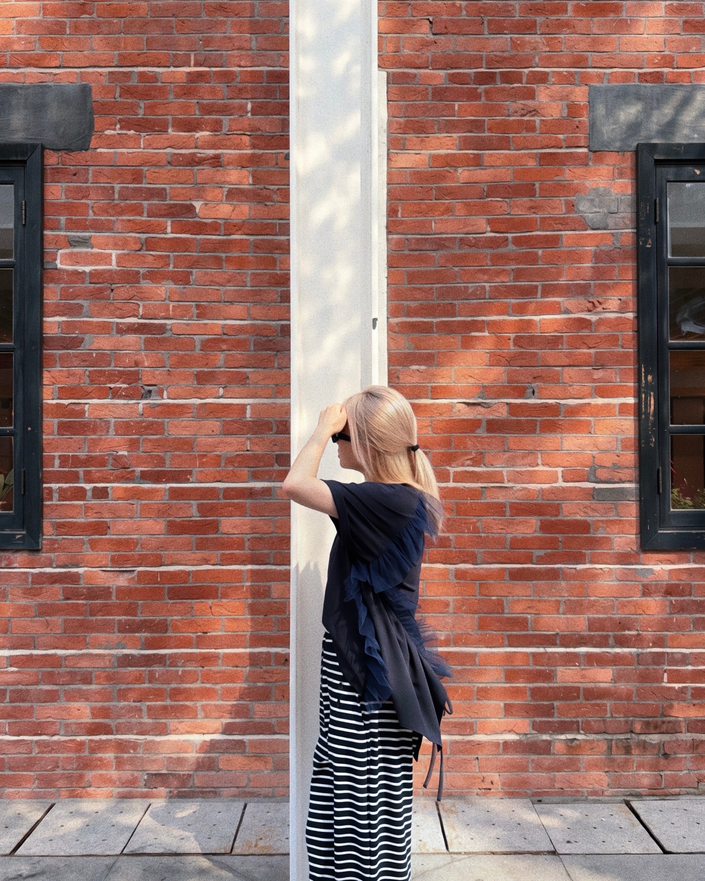aalis SAKIA ruffle detail tie on the waist tee (Navy)