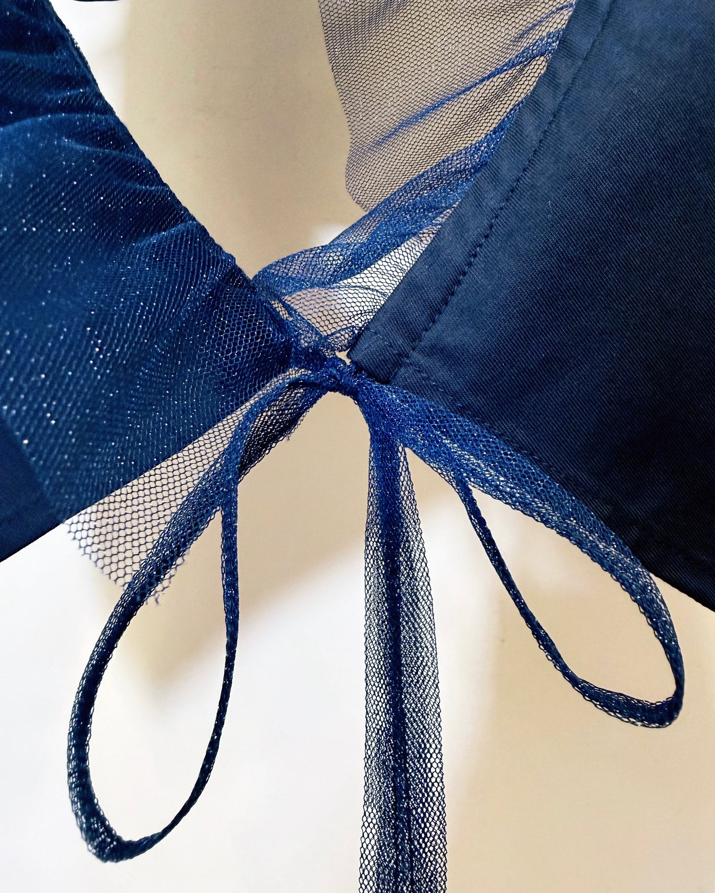 aalis SAKIA ruffle detail tie on the waist tee (Navy)