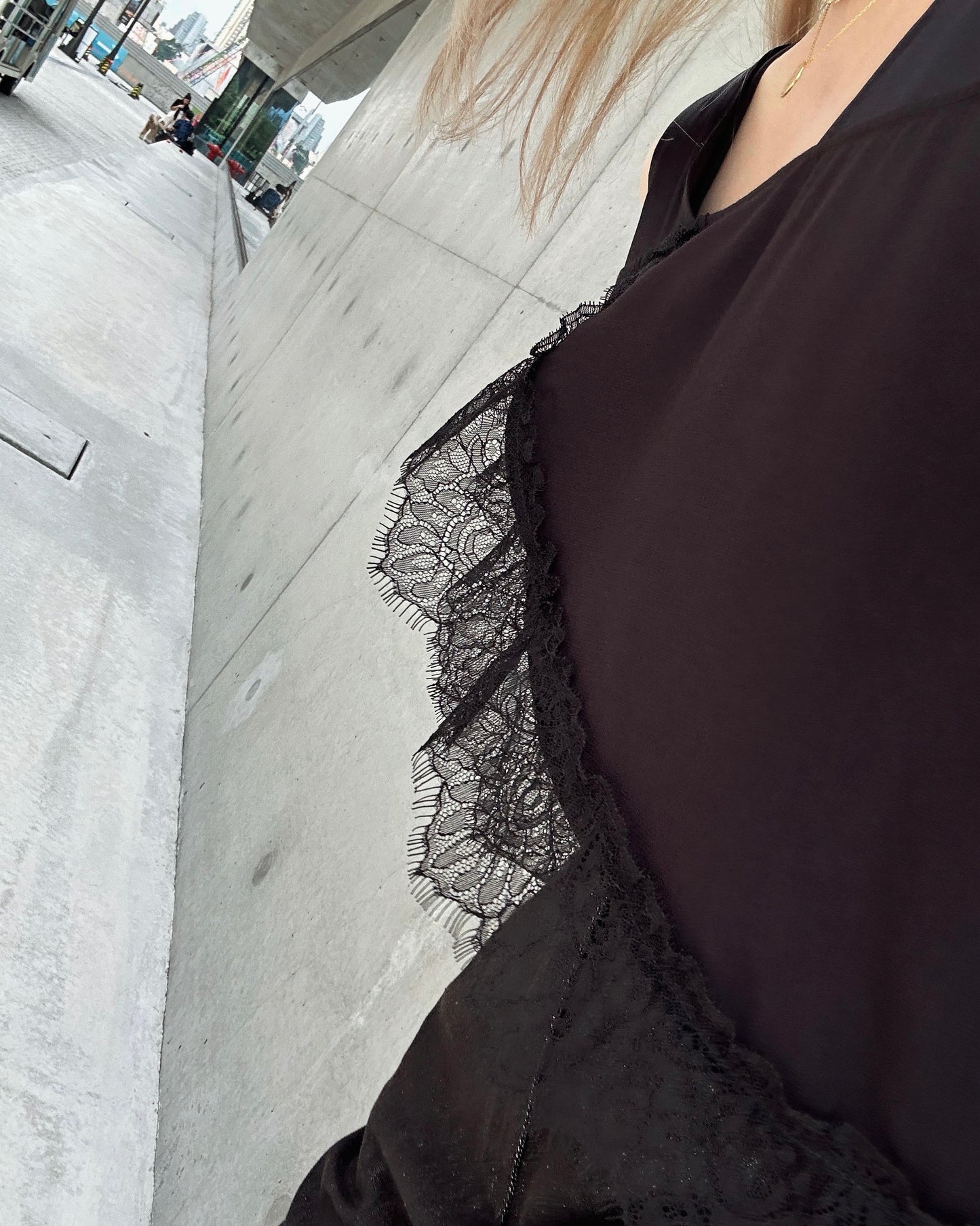 aalis MEAVA lace trim sleeves top (Black)