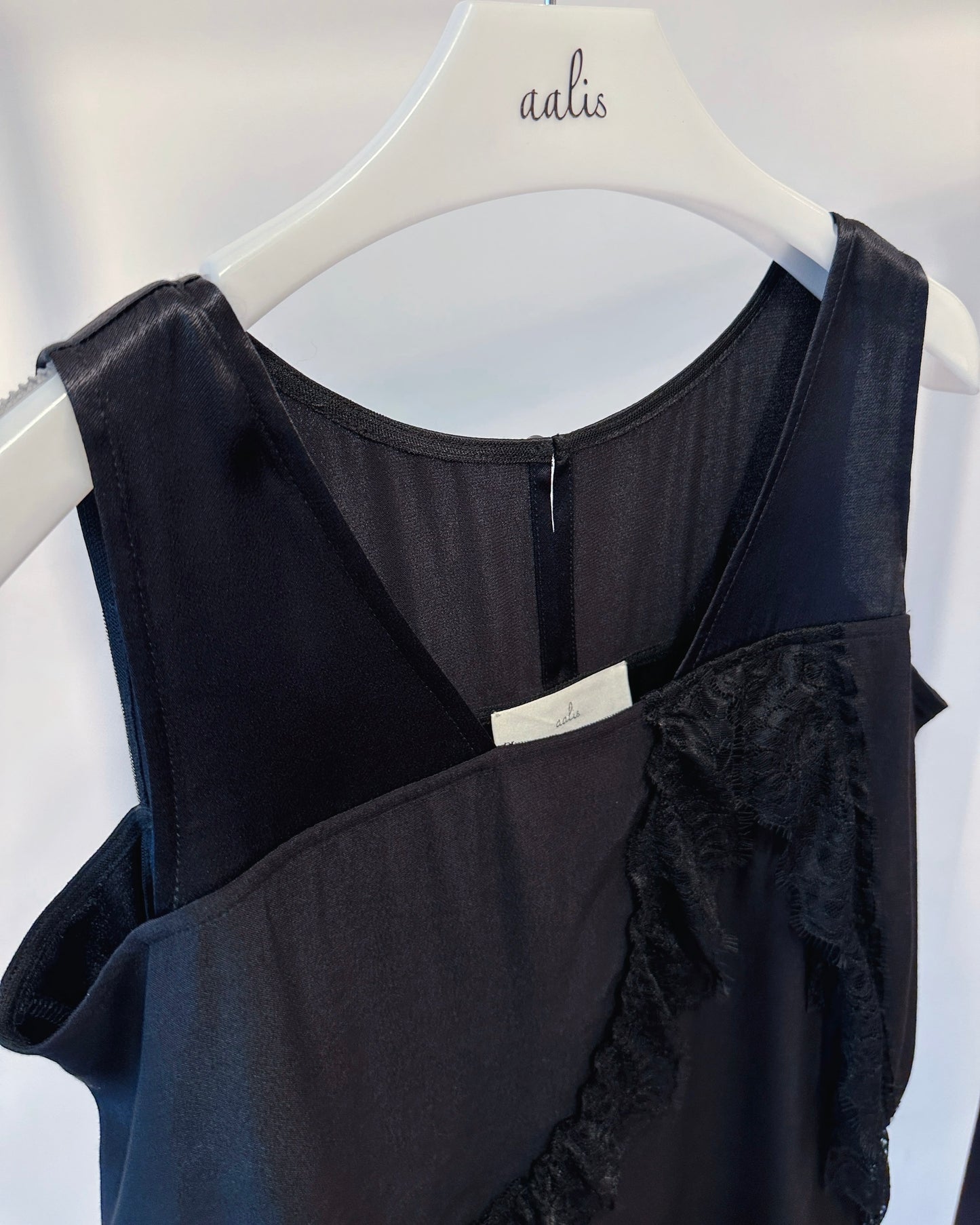 aalis MEAVA lace trim sleeves top (Black)