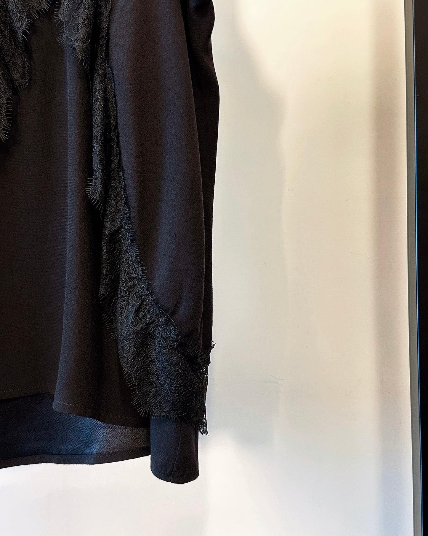 aalis MEAVA lace trim sleeves top (Black)