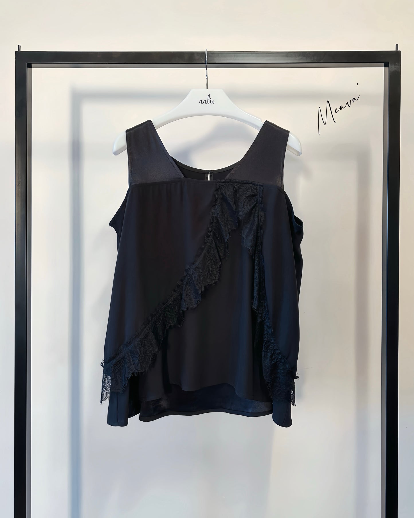 aalis MEAVA lace trim sleeves top (Black)