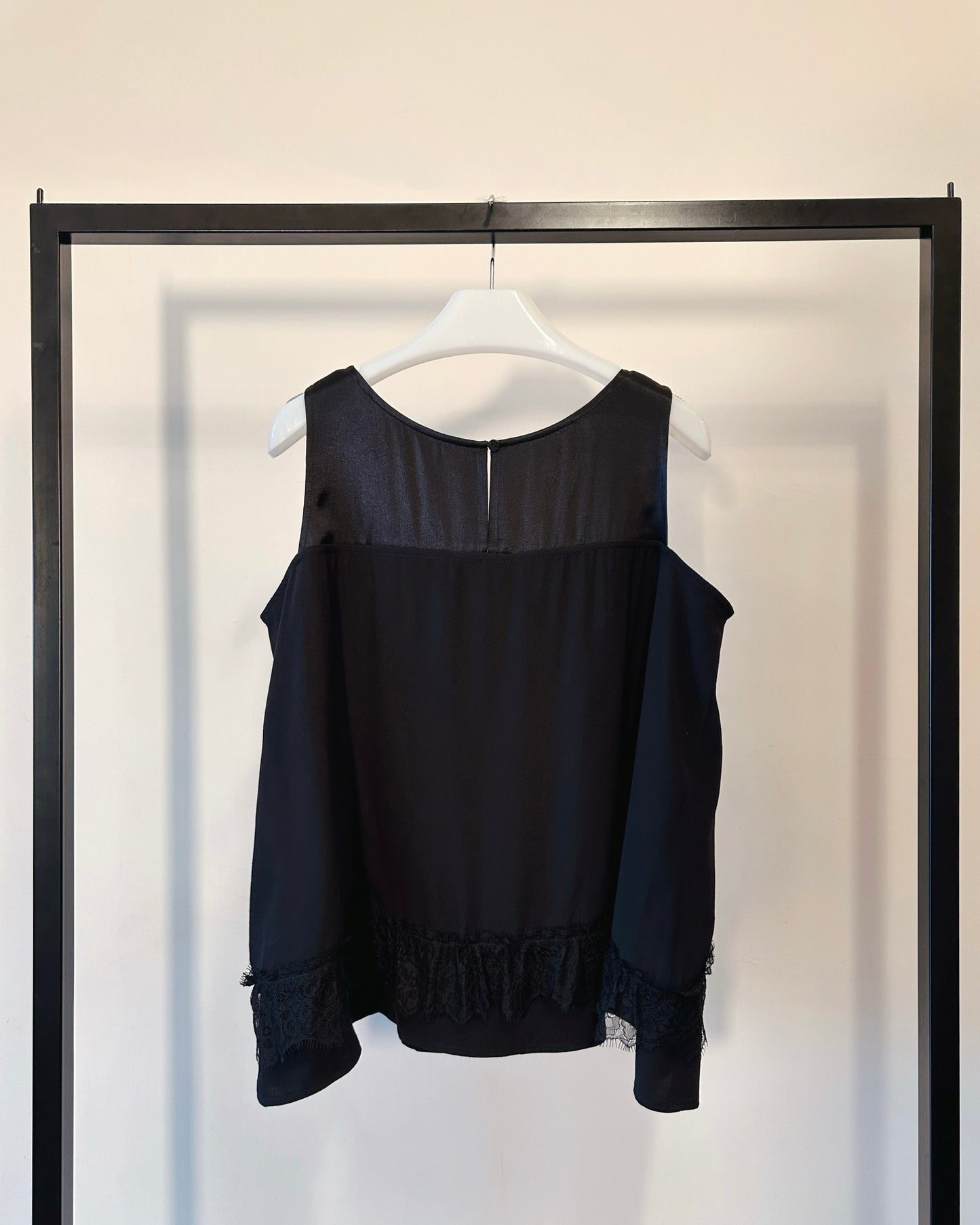 aalis MEAVA lace trim sleeves top (Black)