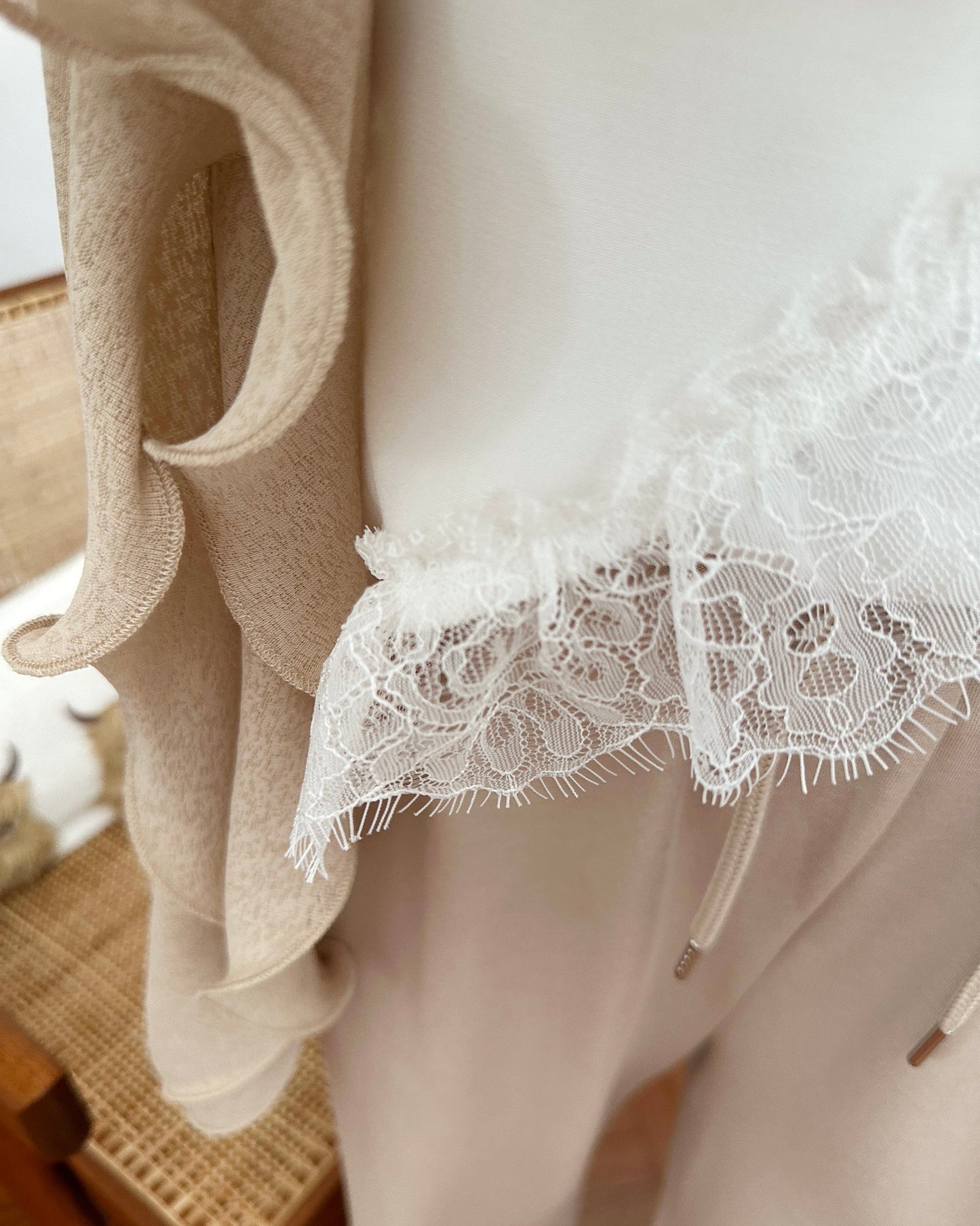 aalis MEAVA lace trim sleeves top (White)