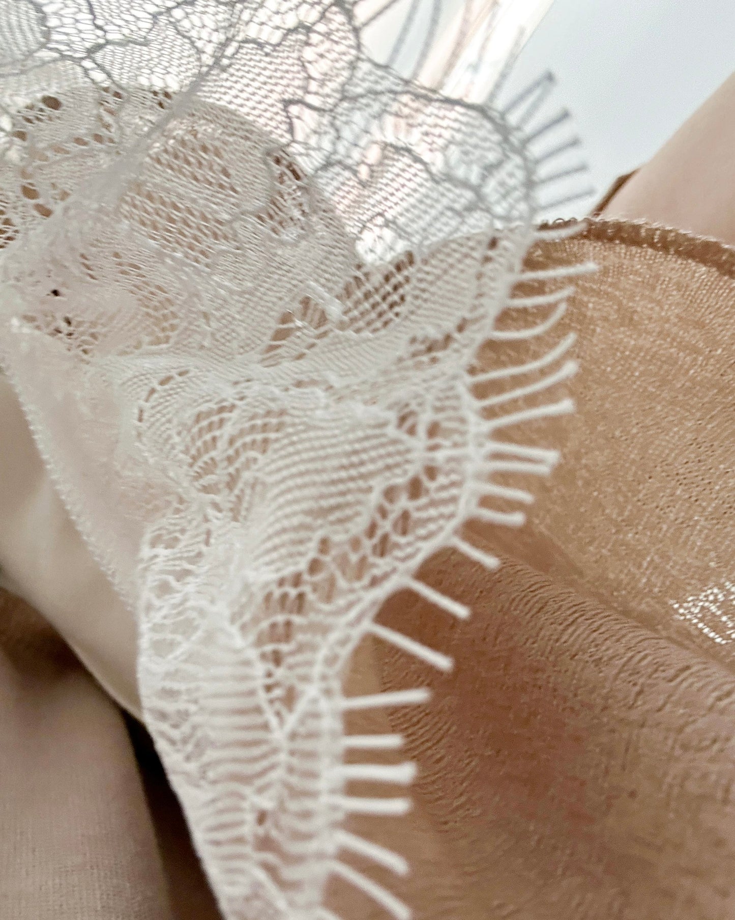 aalis MEAVA lace trim sleeves top (White)