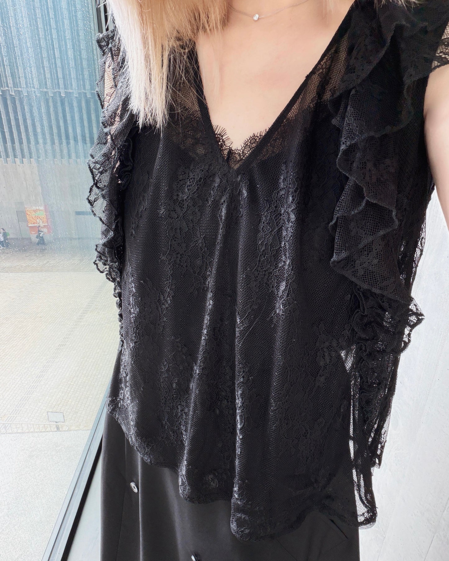 aalis KAROLA v ruffle shoulder lace tank (Black)