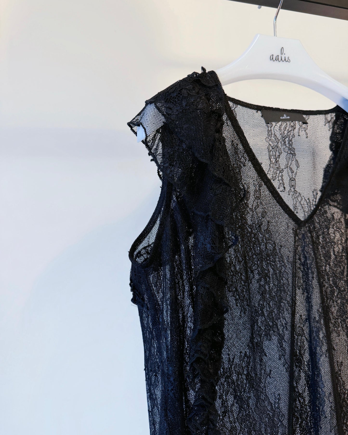 aalis KAROLA v ruffle shoulder lace tank (Black)