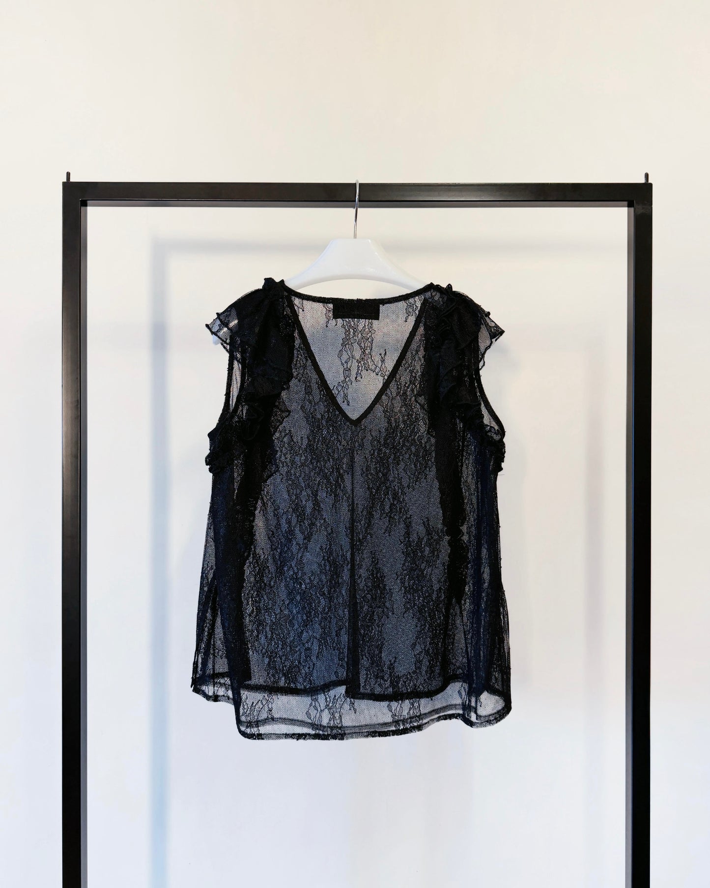 aalis KAROLA v ruffle shoulder lace tank (Black)
