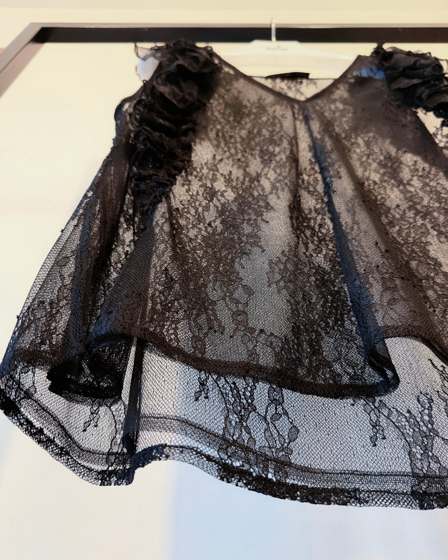 aalis KAROLA v ruffle shoulder lace tank (Black)