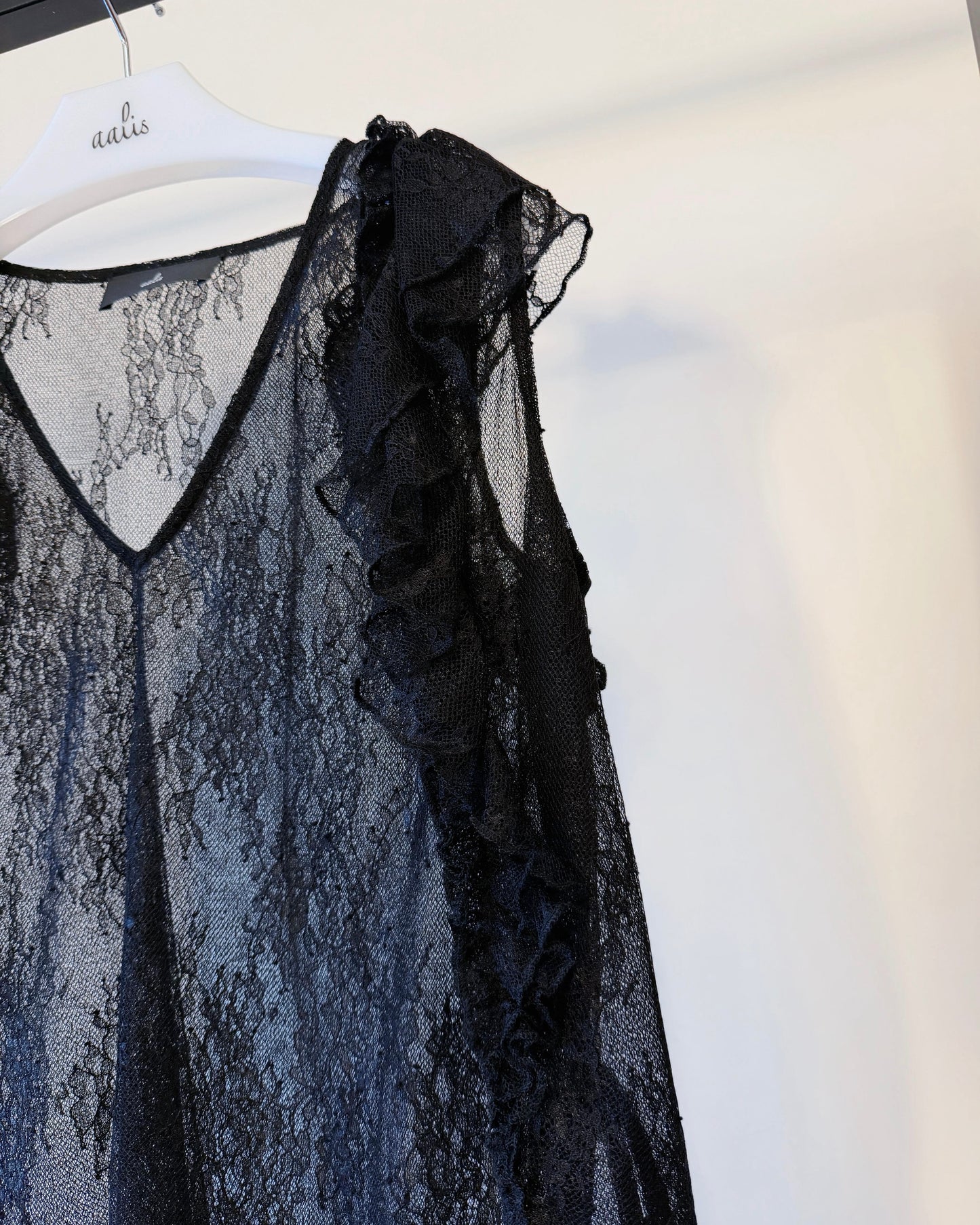 aalis KAROLA v ruffle shoulder lace tank (Black)