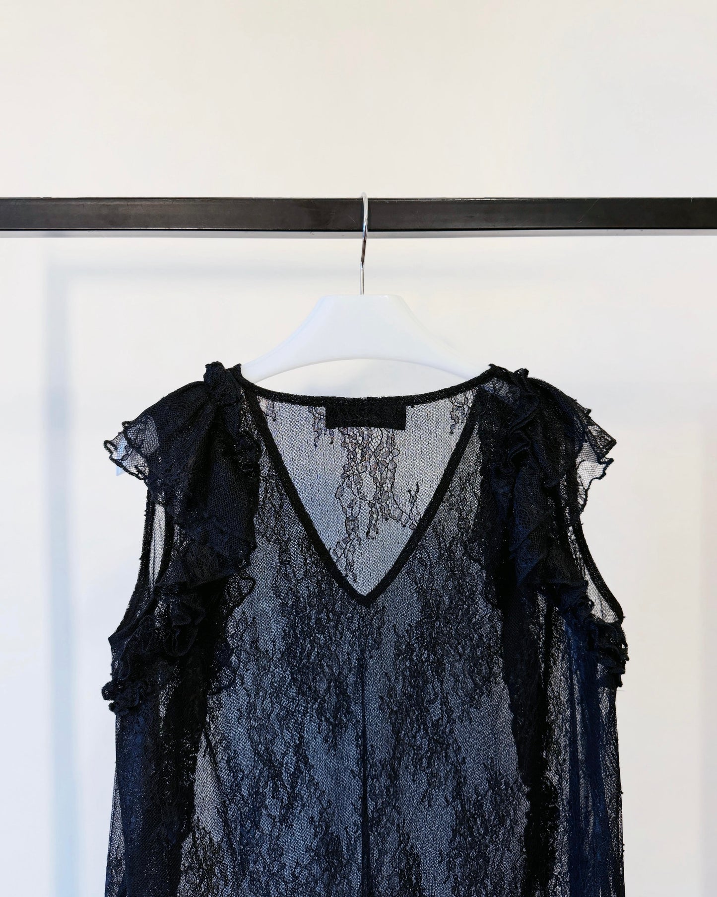 aalis KAROLA v ruffle shoulder lace tank (Black)