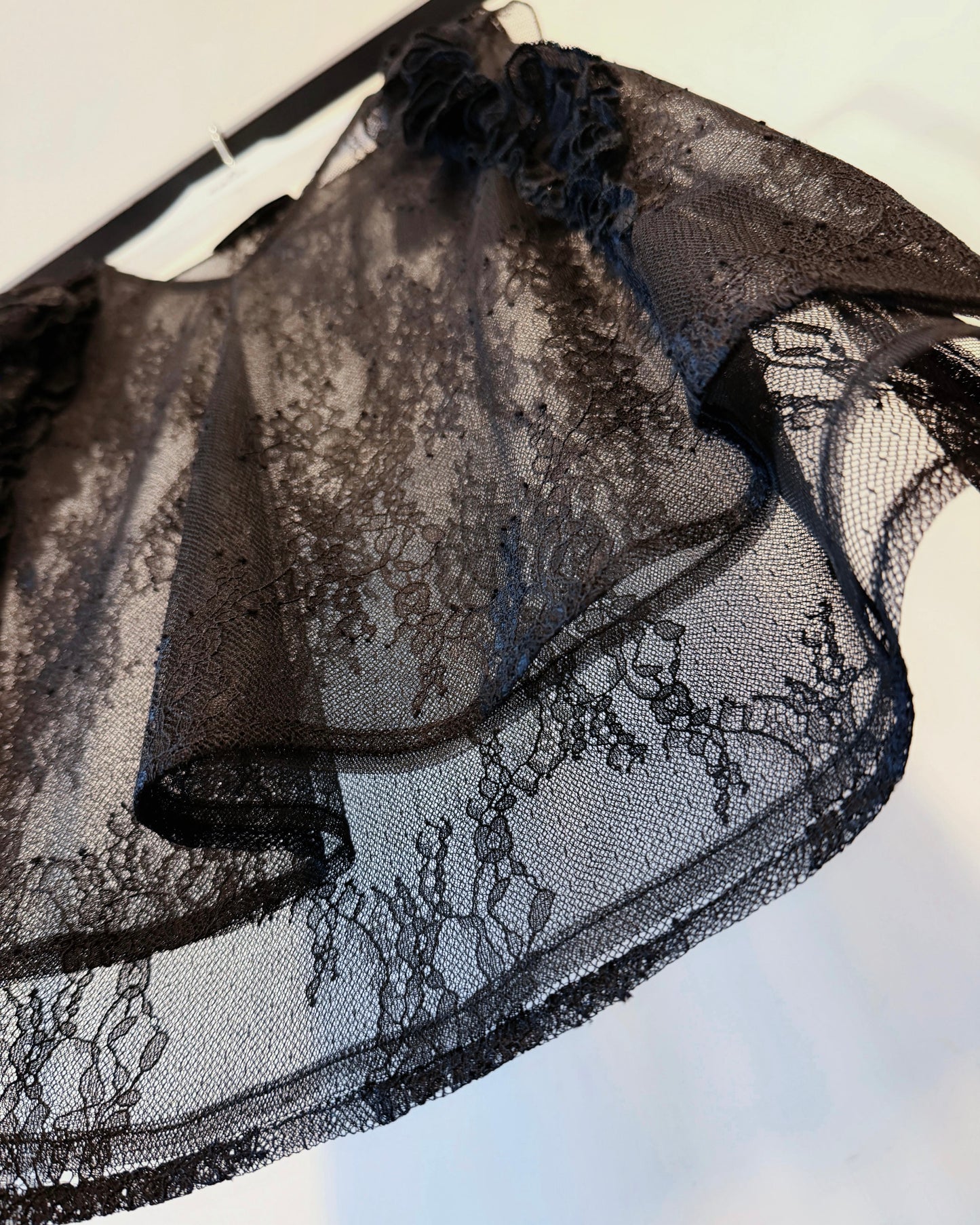aalis KAROLA v ruffle shoulder lace tank (Black)
