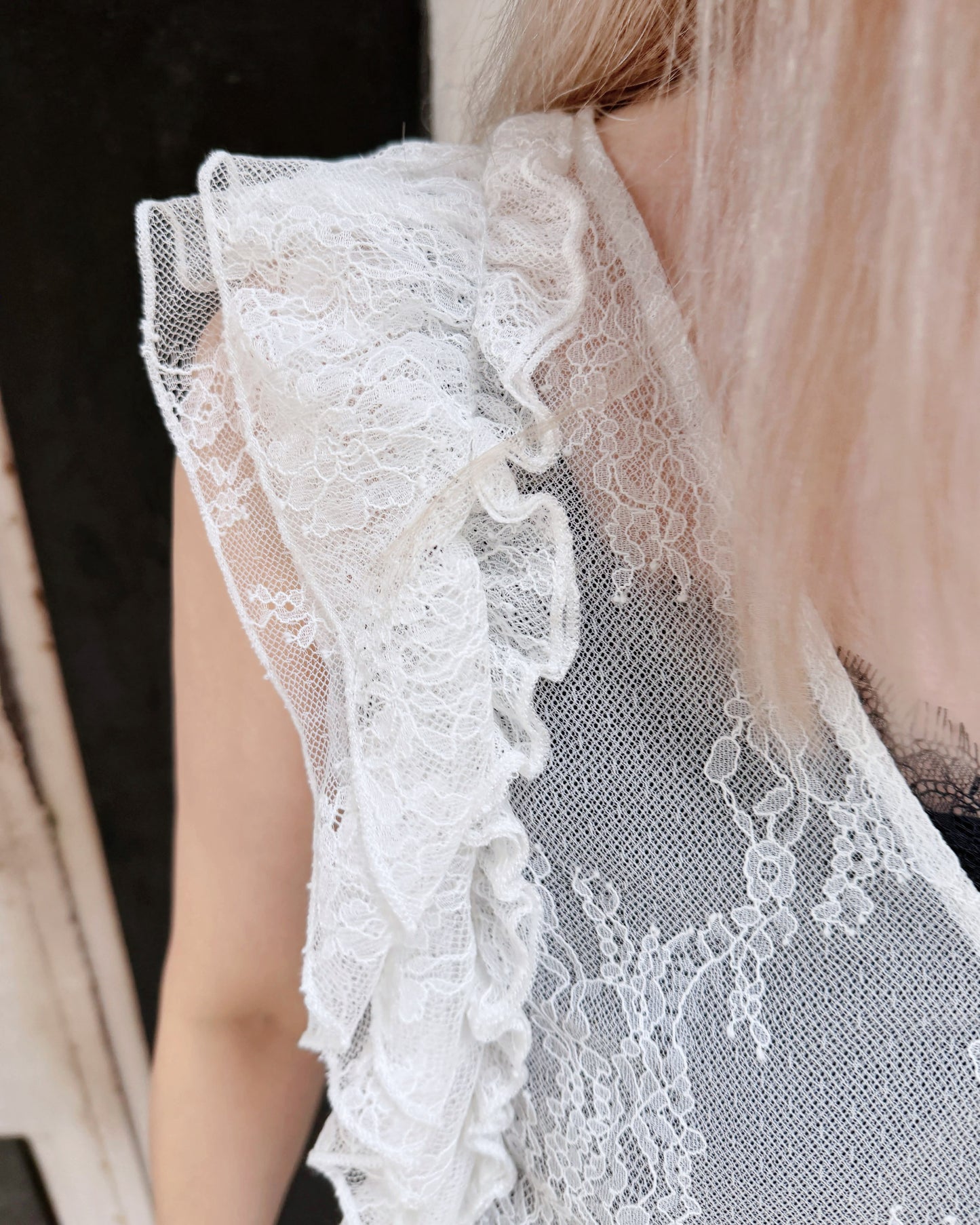 aalis KAROLA v ruffle shoulder lace tank (White)