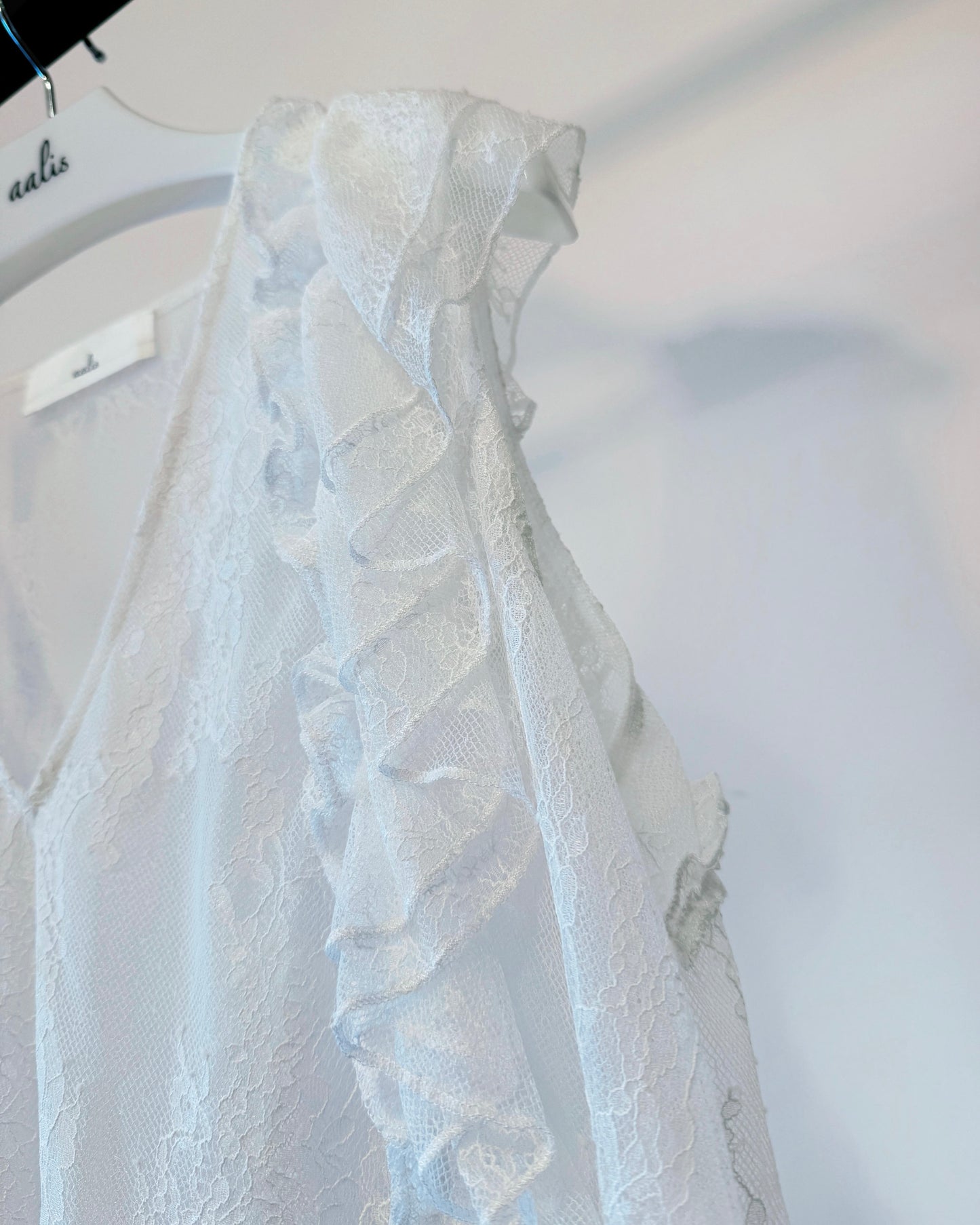 aalis KAROLA v ruffle shoulder lace tank (White)