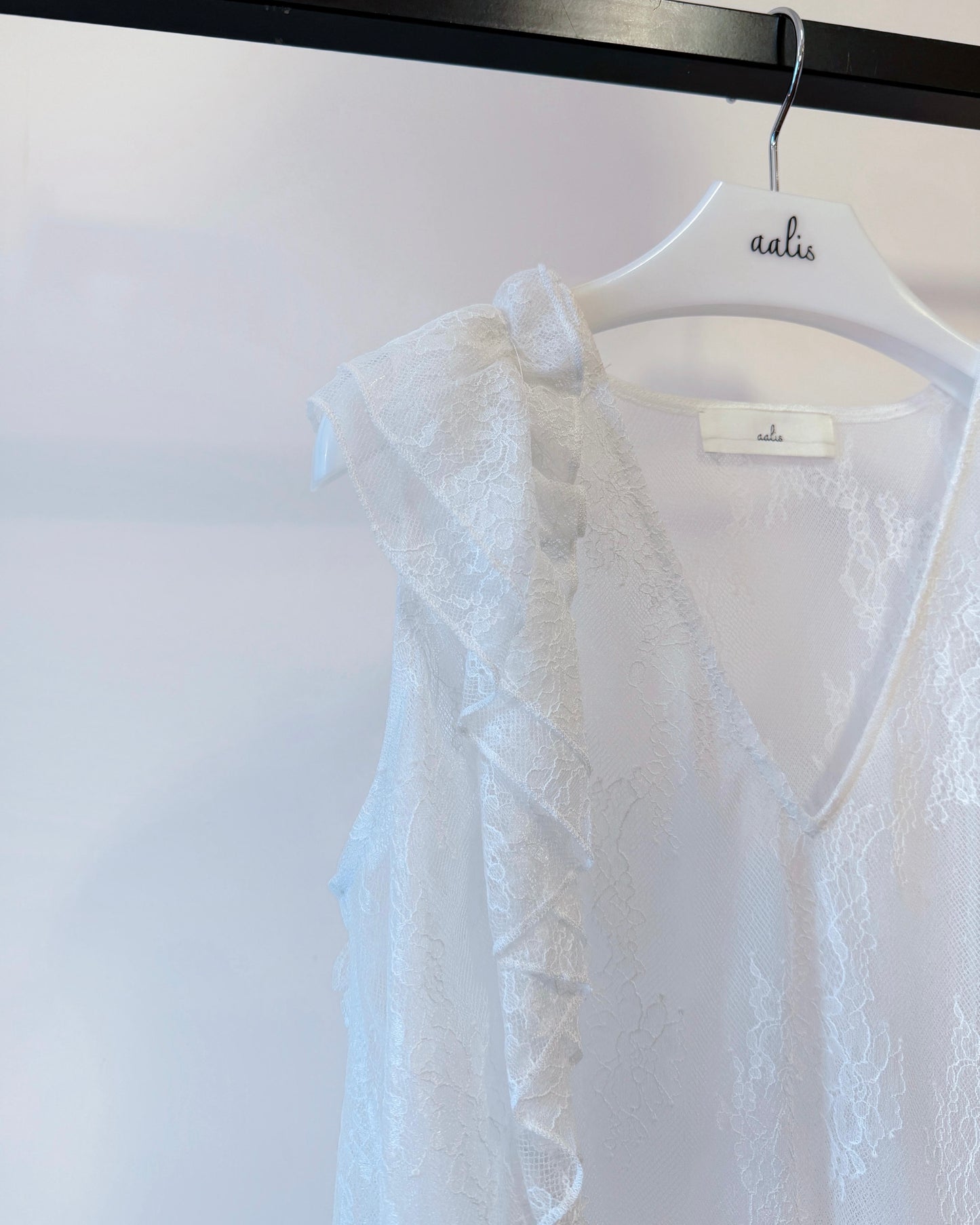 aalis KAROLA v ruffle shoulder lace tank (White)