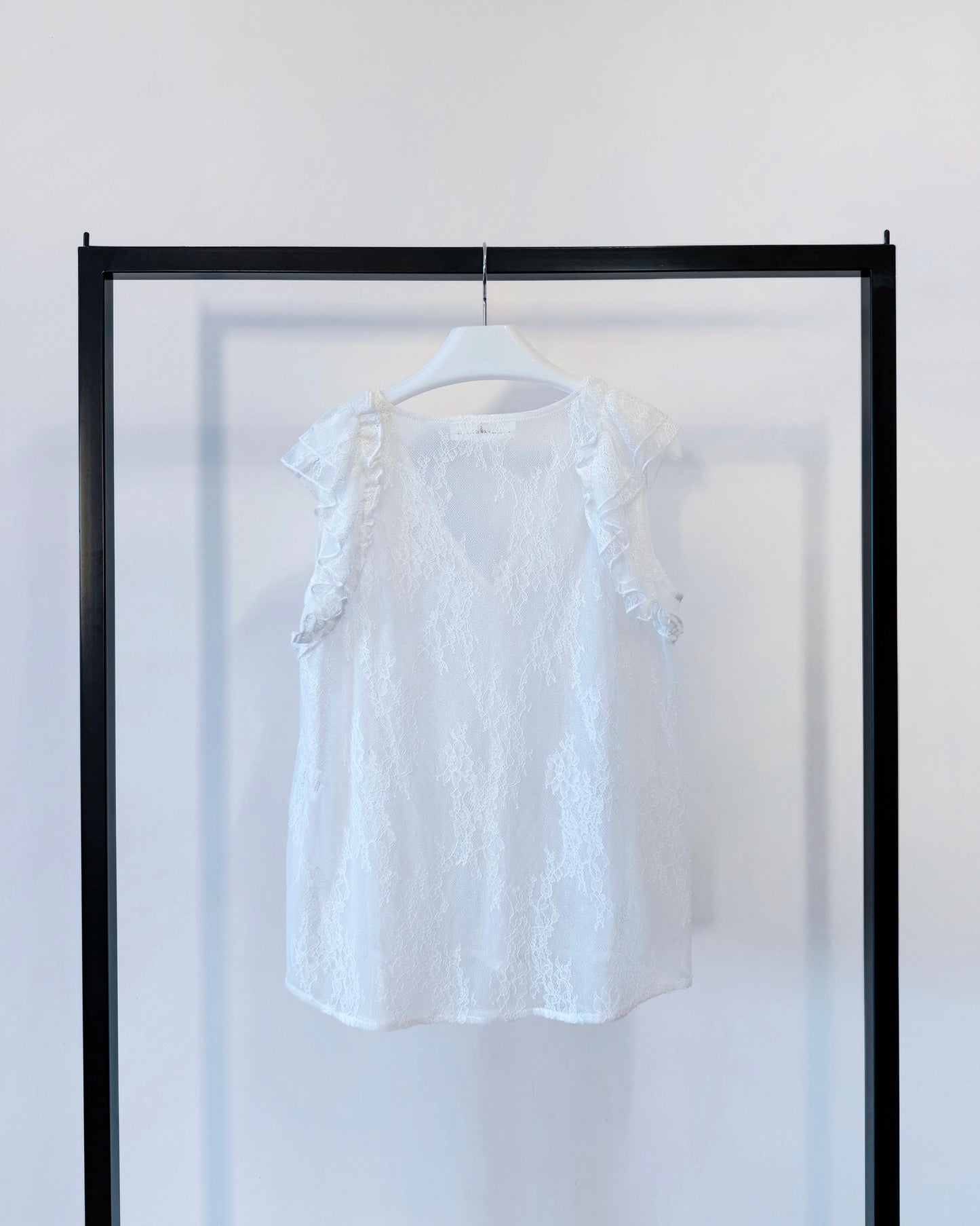 aalis KAROLA v ruffle shoulder lace tank (White)