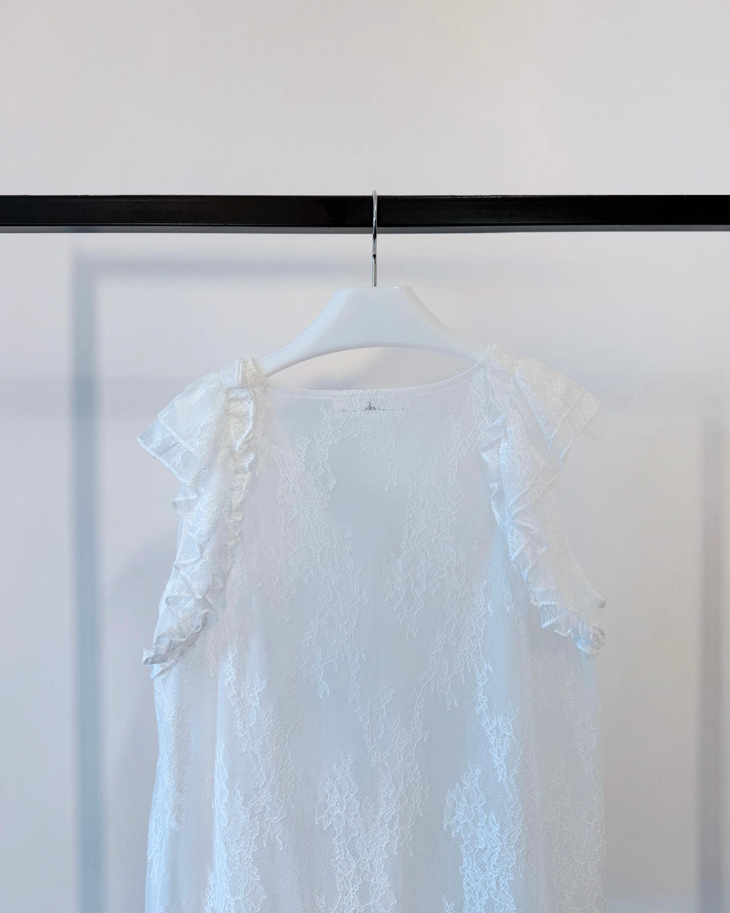 aalis KAROLA v ruffle shoulder lace tank (White)