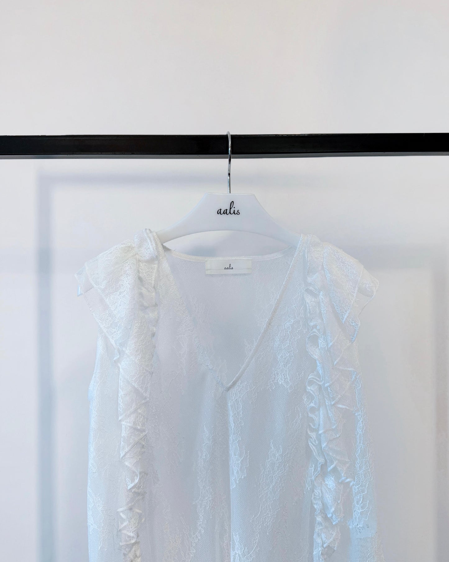 aalis KAROLA v ruffle shoulder lace tank (White)