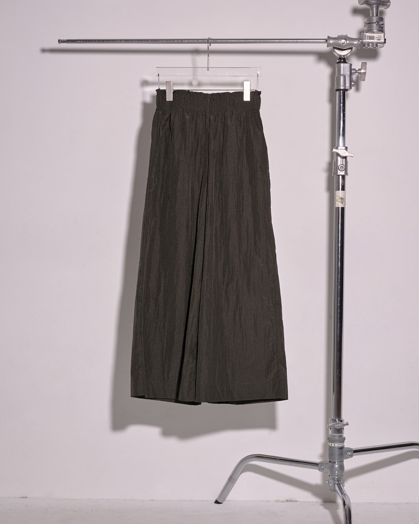 Load image into Gallery viewer, aalis EARTHA paperbag waist nylon pants (Dark olive)
