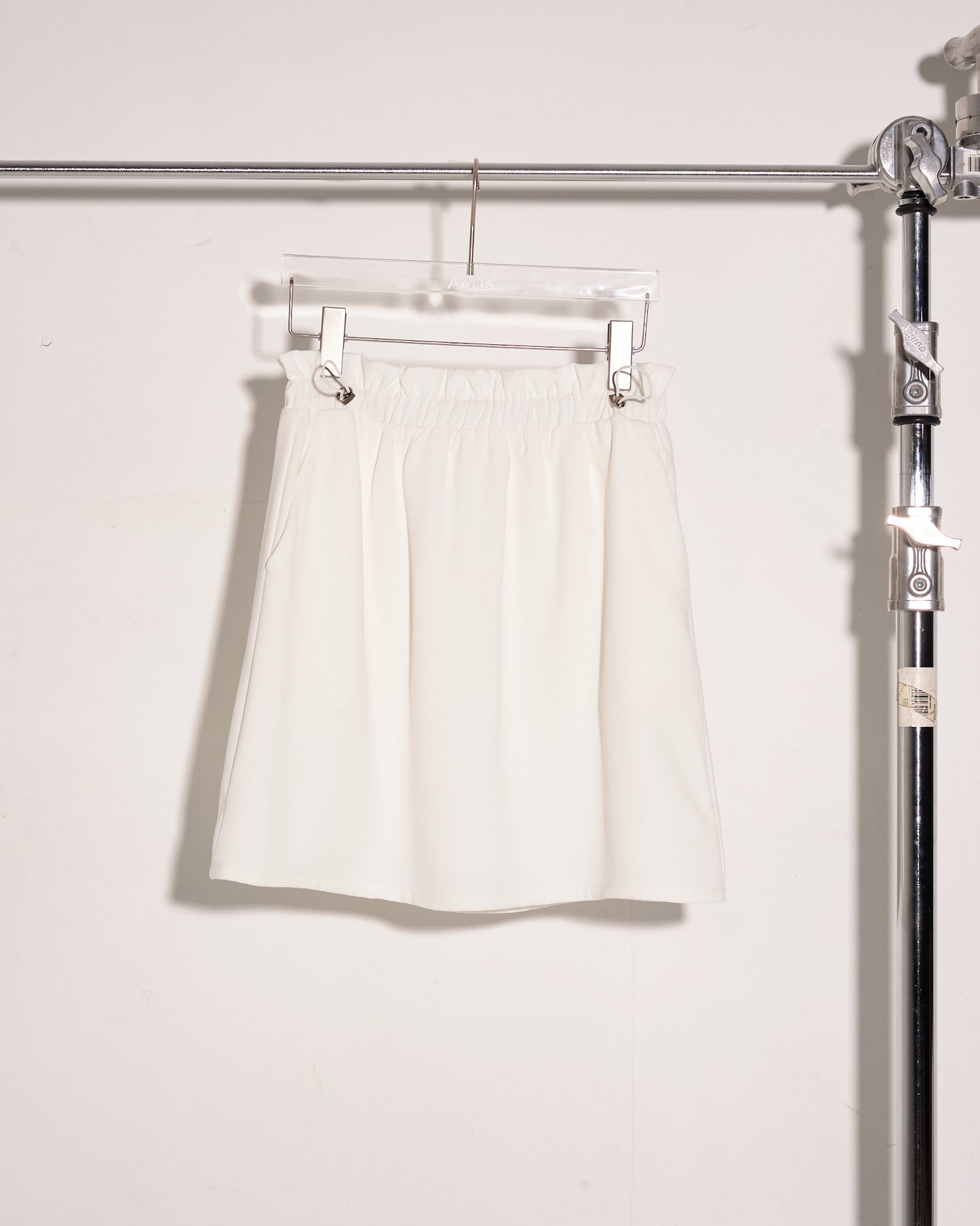 aalis ENSLEY 抽绳纸袋腰短裙（白色）