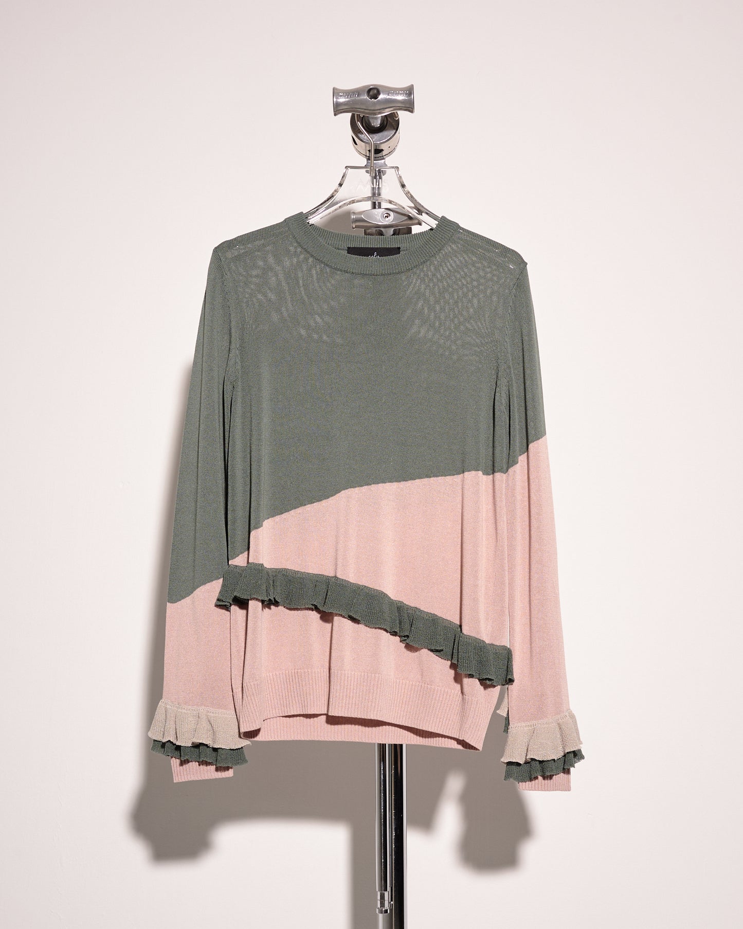 Load image into Gallery viewer, aalis BESSIE color blocking ruffle sweater (Olive mix)
