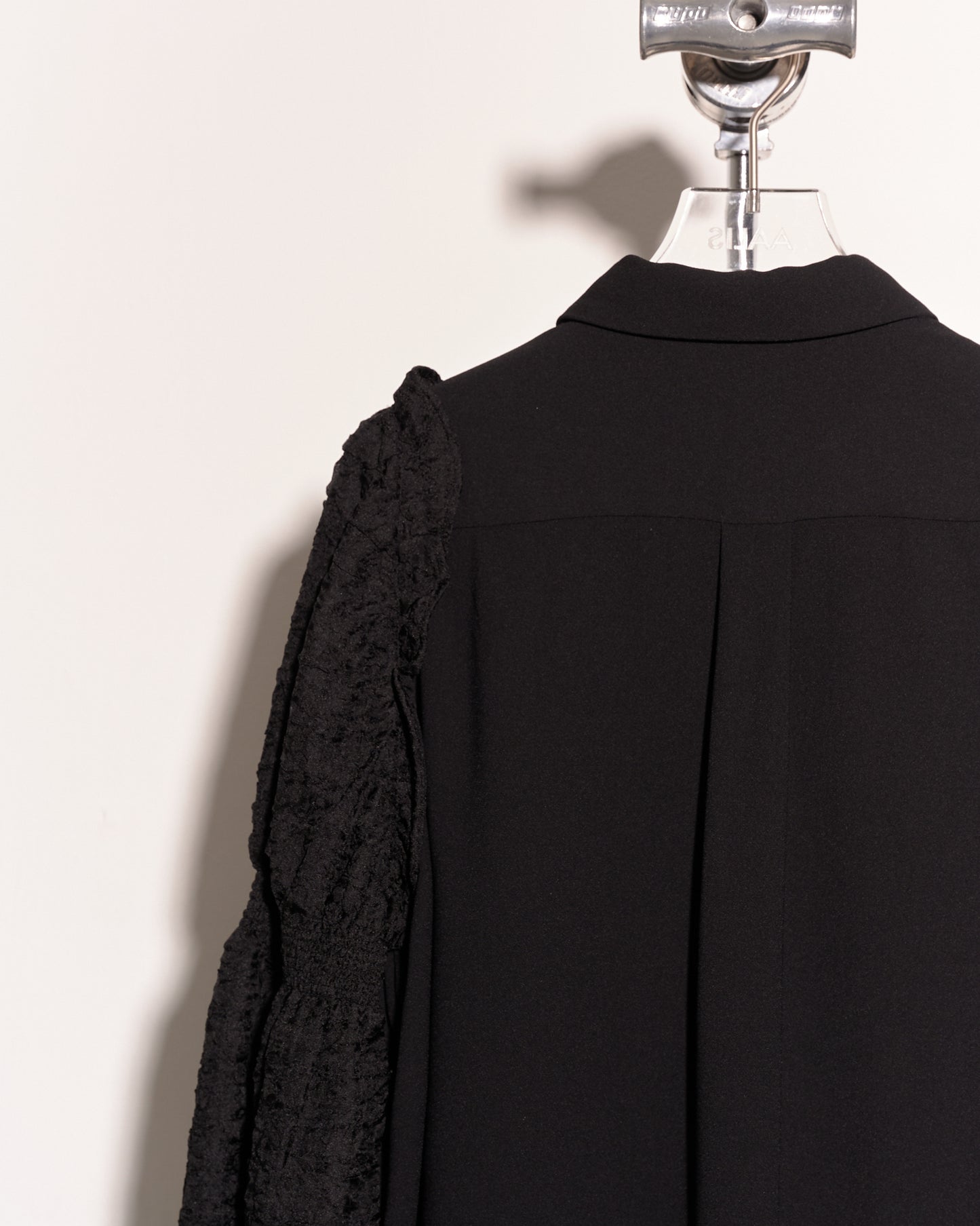 aalis THALIA patch ruffle sleeves shirt (Black)