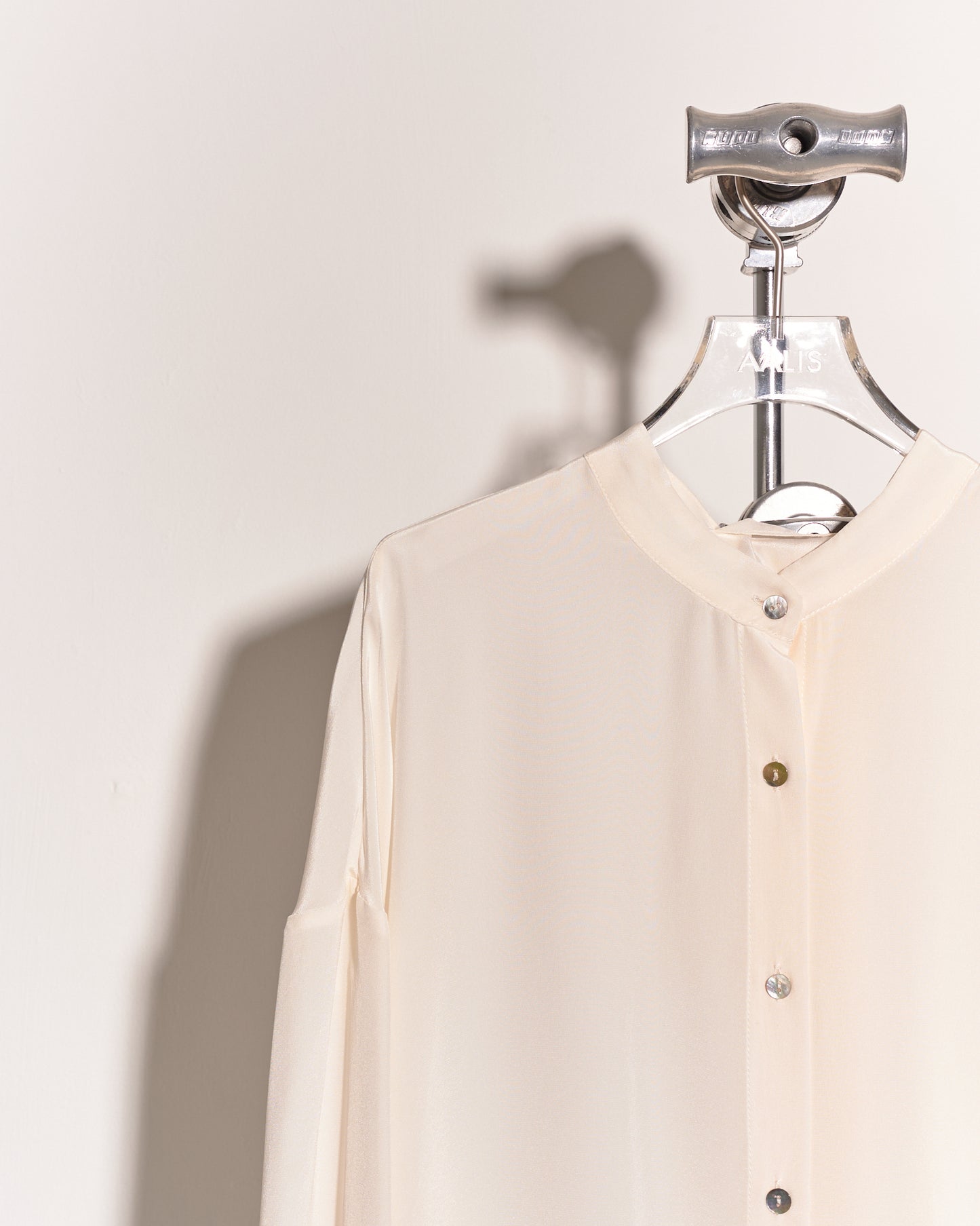 aalis PIONY twisted knot on the back silk shirt (Ivory)