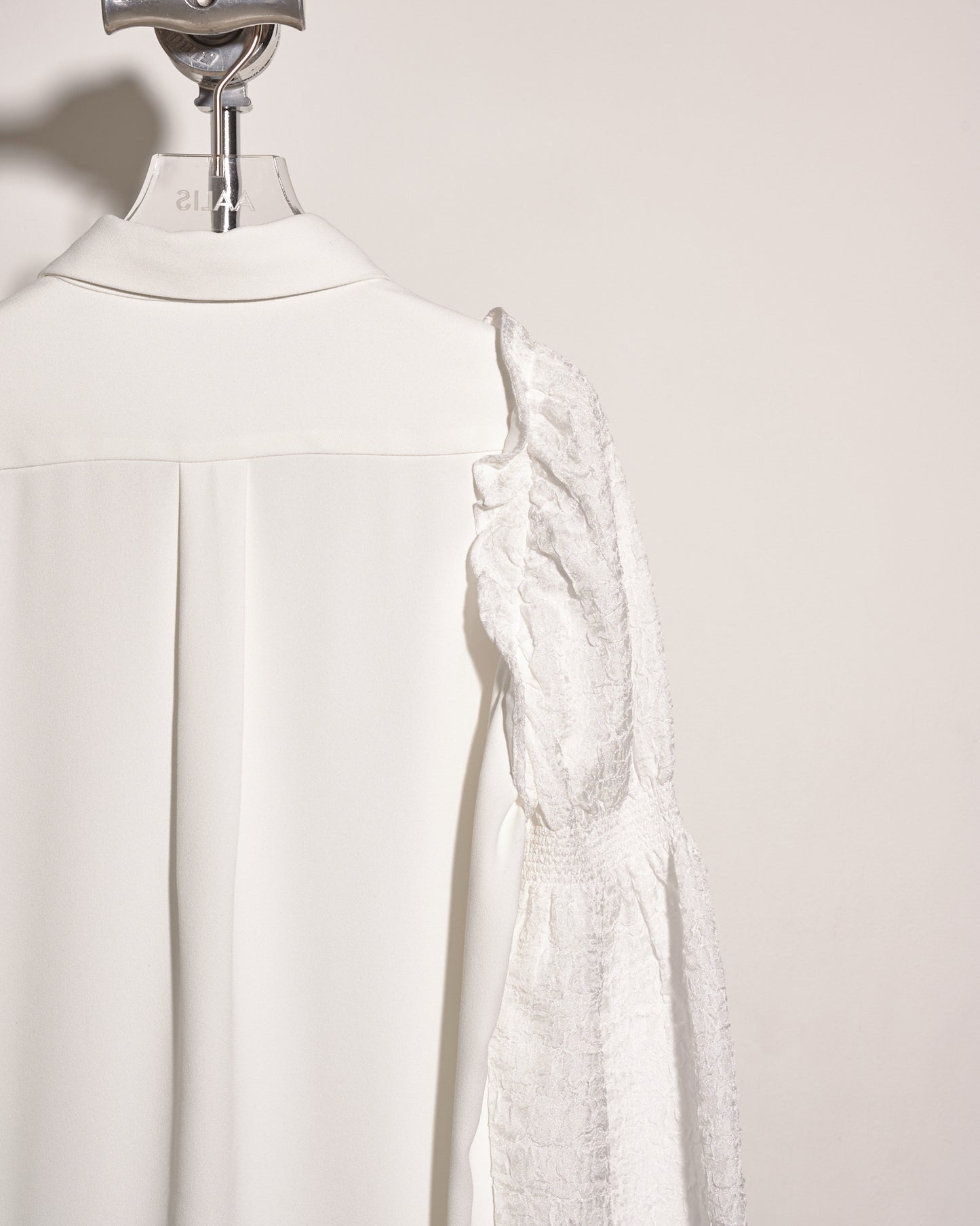 aalis THALIA patch ruffle sleeves shirt (White)