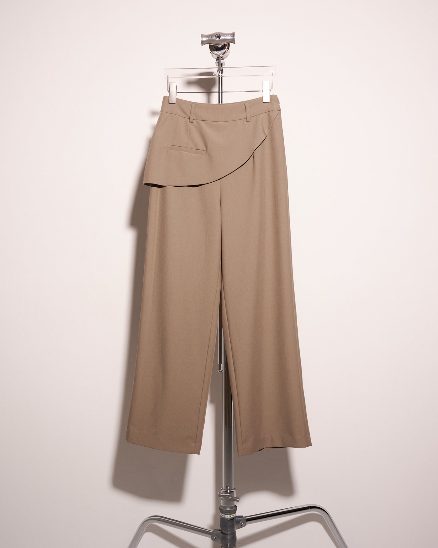aalis LAYLA asymmetric waist panel straight leg pants (Light olive)