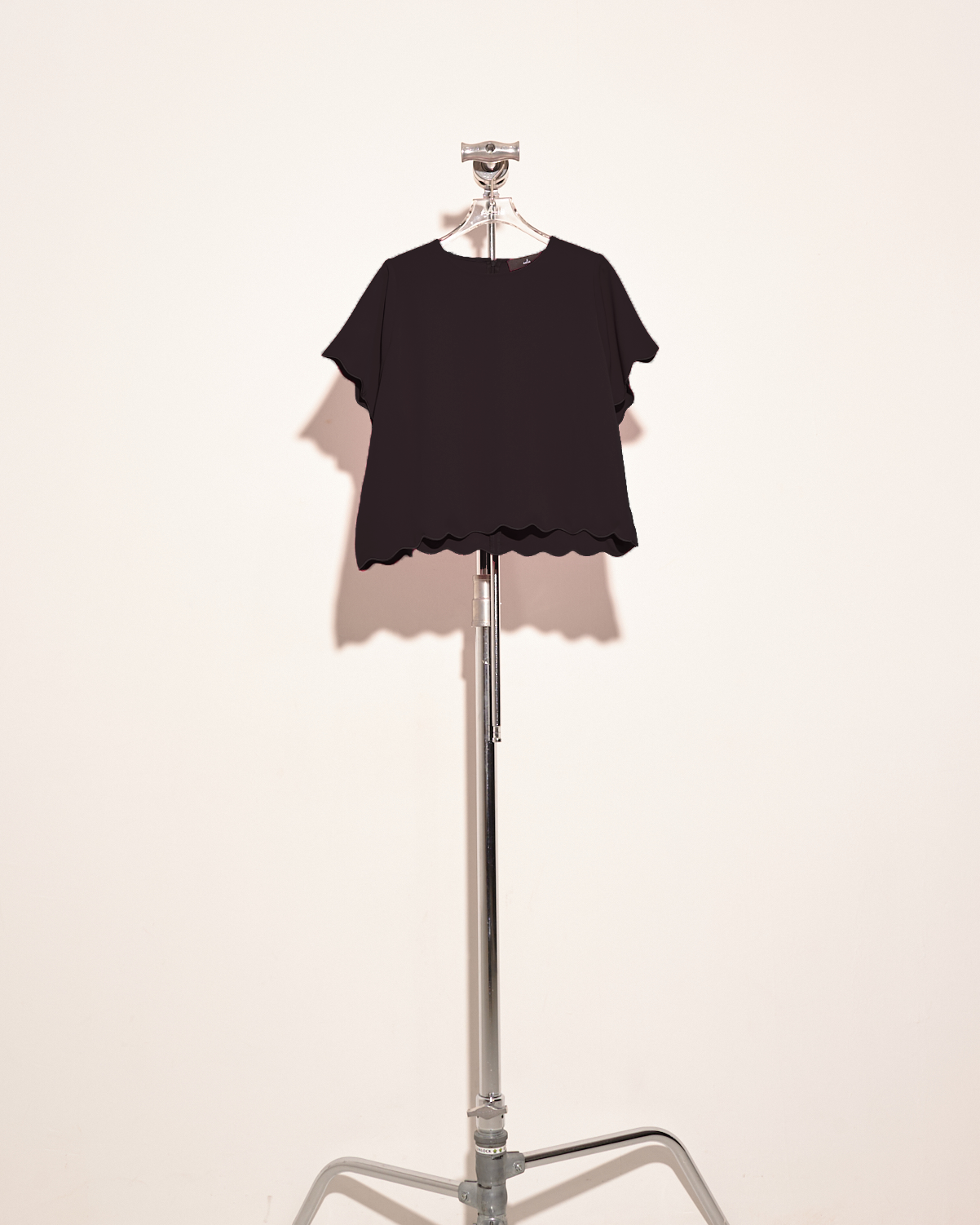 aalis ABIAH scallop hem S/S Top (Black)