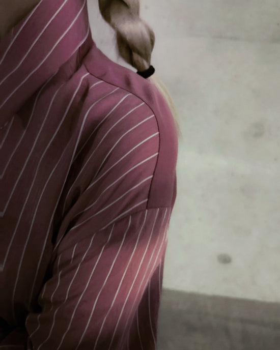 aalis PARRY FW25 ruffle U shape trimming shirt (Rose Pink stripe)