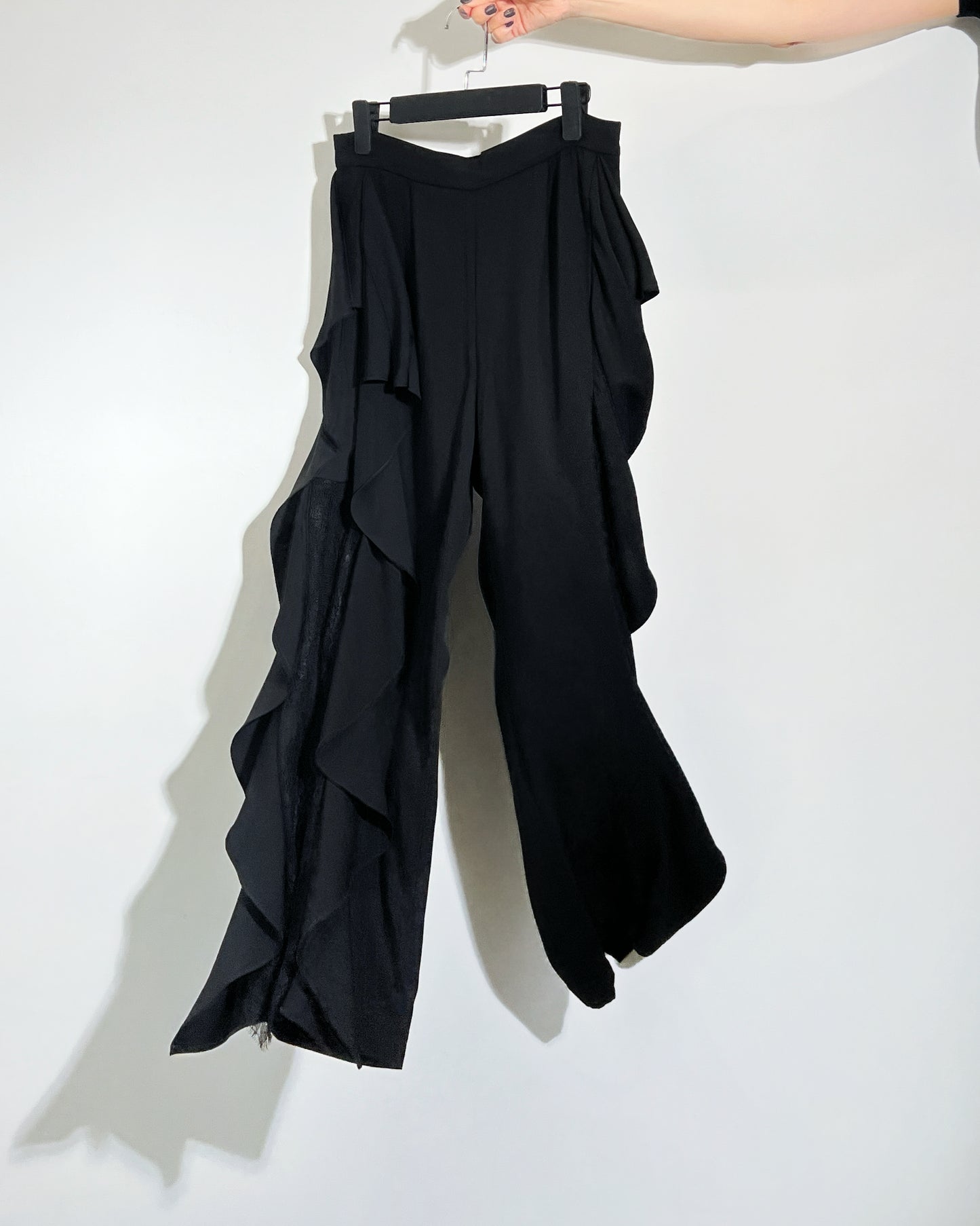 aalis GAMET side lace panel ruffle pants (Black)