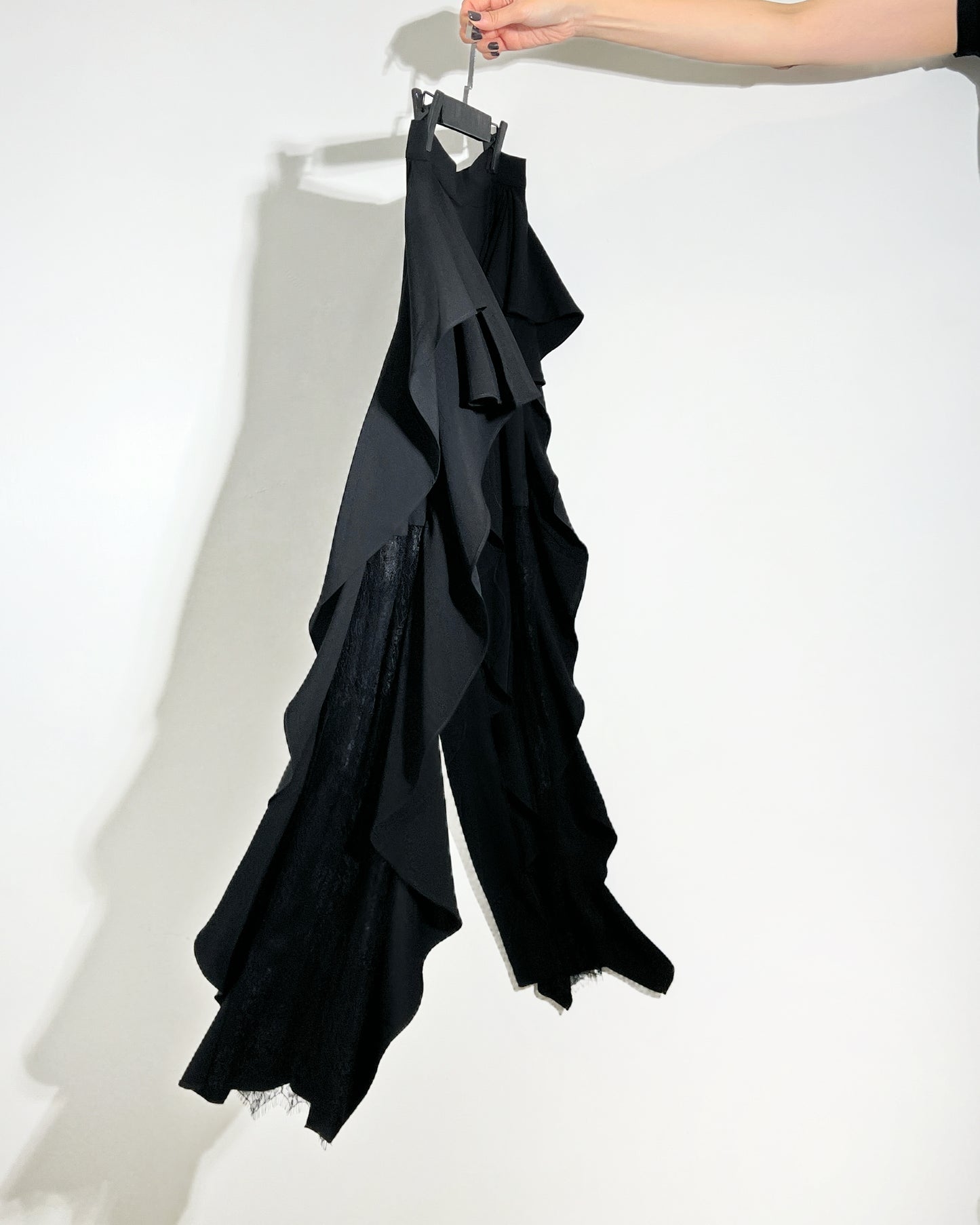 aalis GAMET side lace panel ruffle pants (Black)