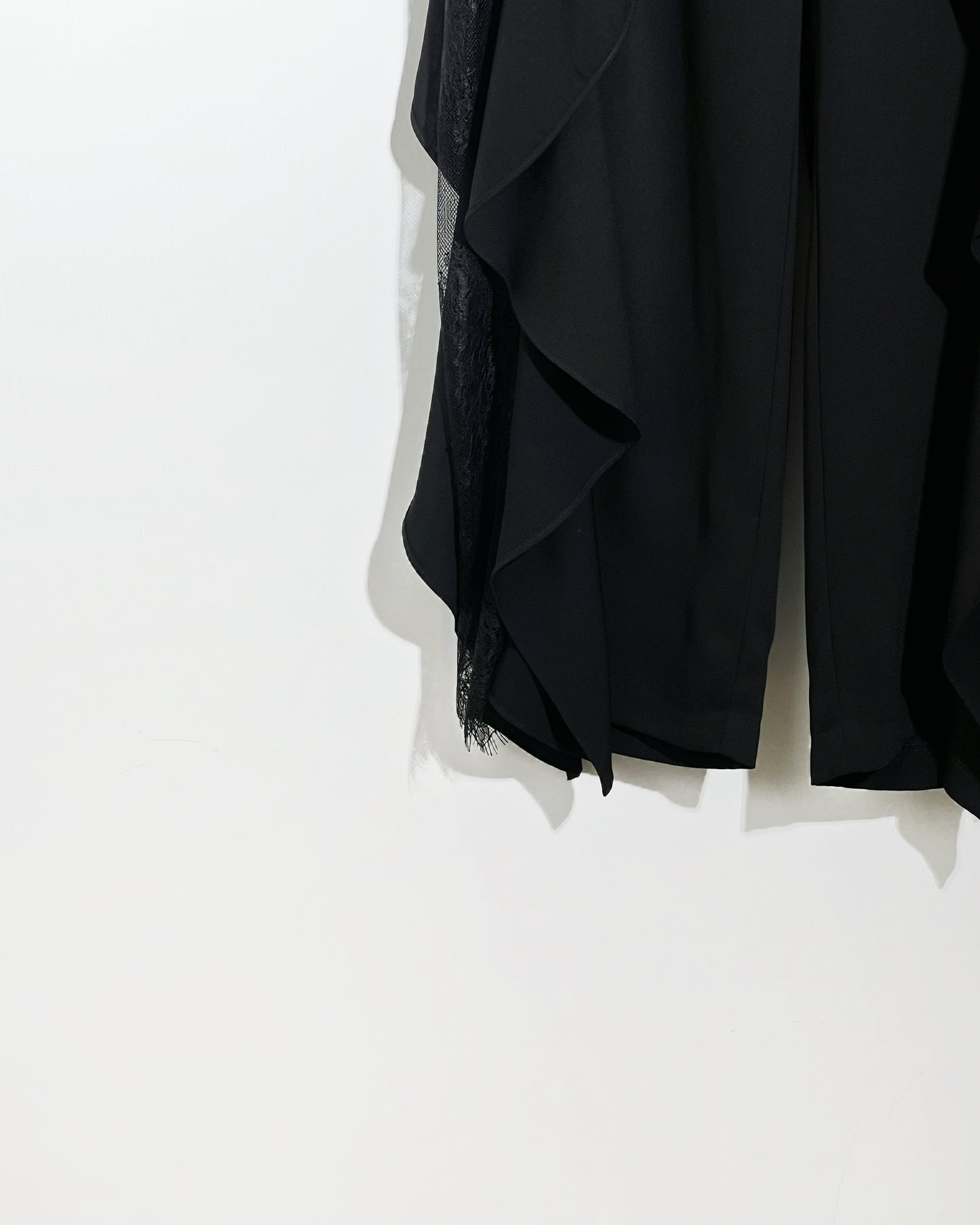 aalis GAMET side lace panel ruffle pants (Black)