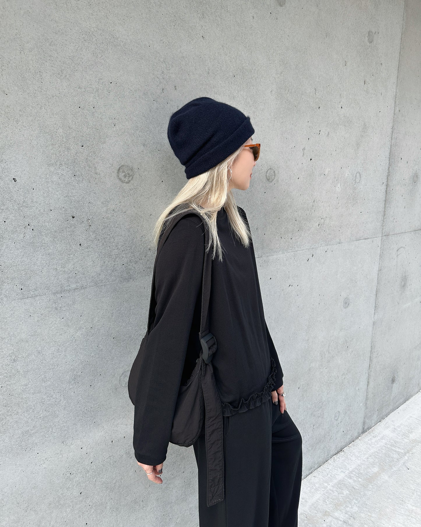 （Pre-order) aalis LILY ruffle hem sweater (Black)