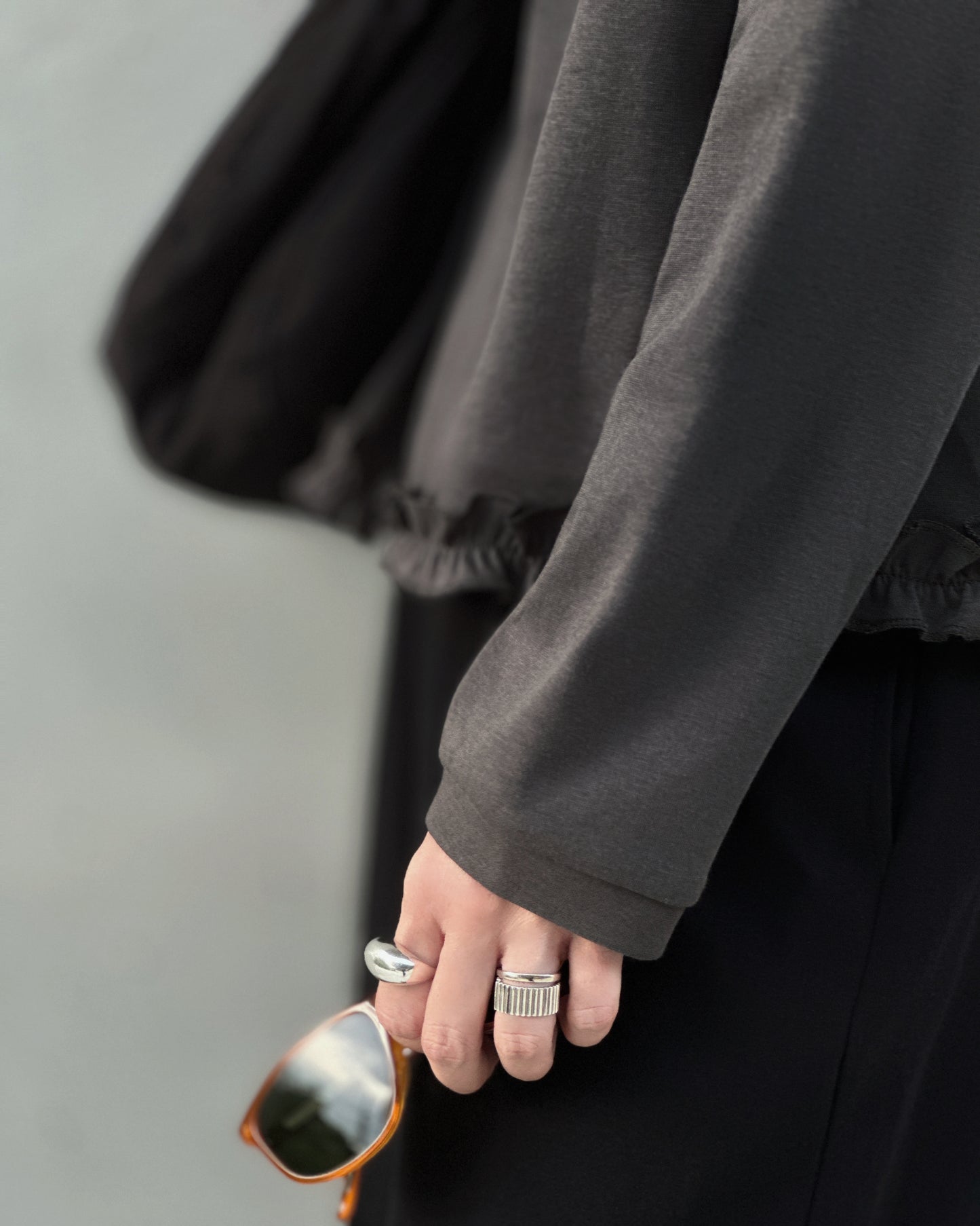 aalis LILY ruffle hem sweater (Charcoal)