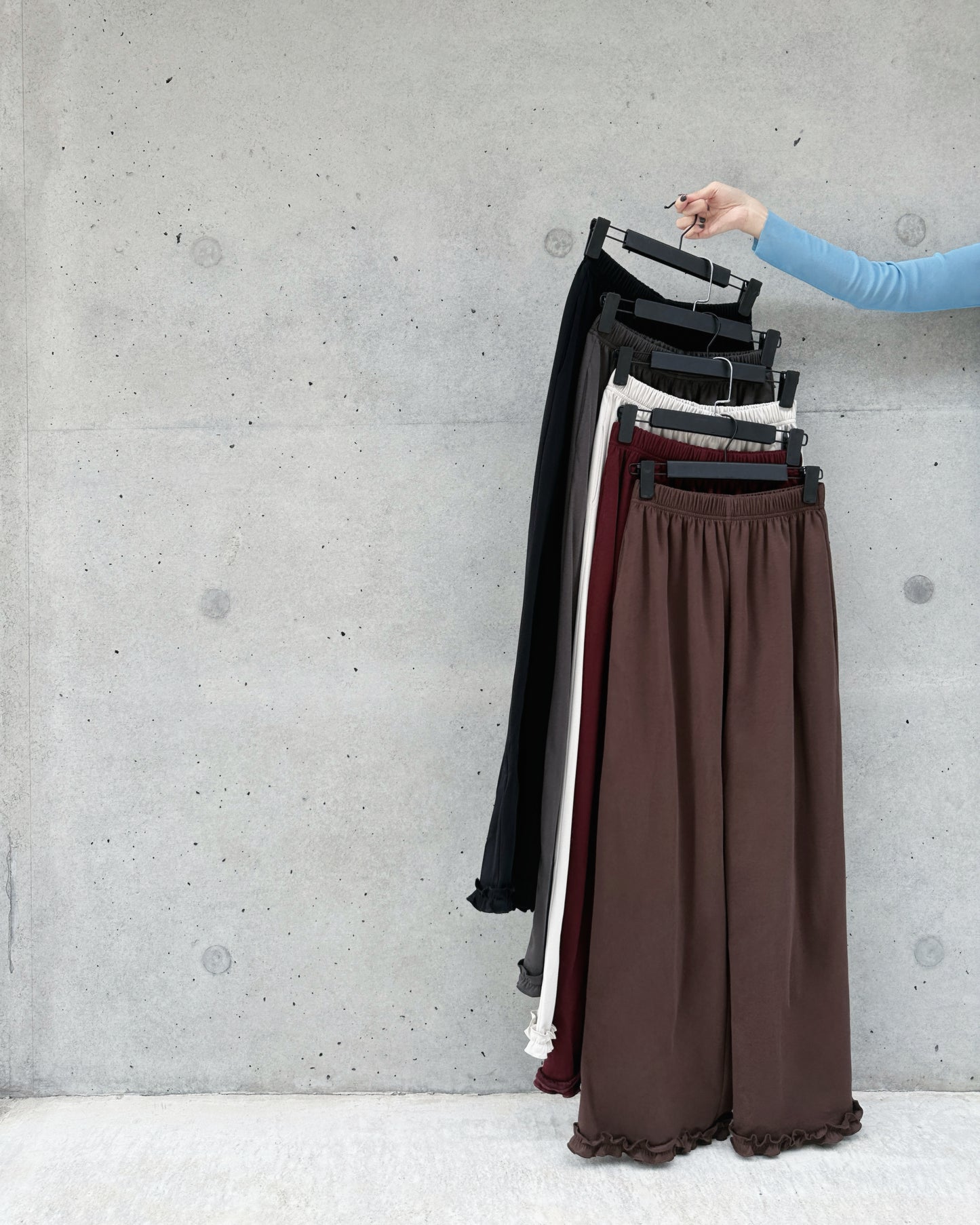 aalis LILIA ruffle hem track pants  (Black)