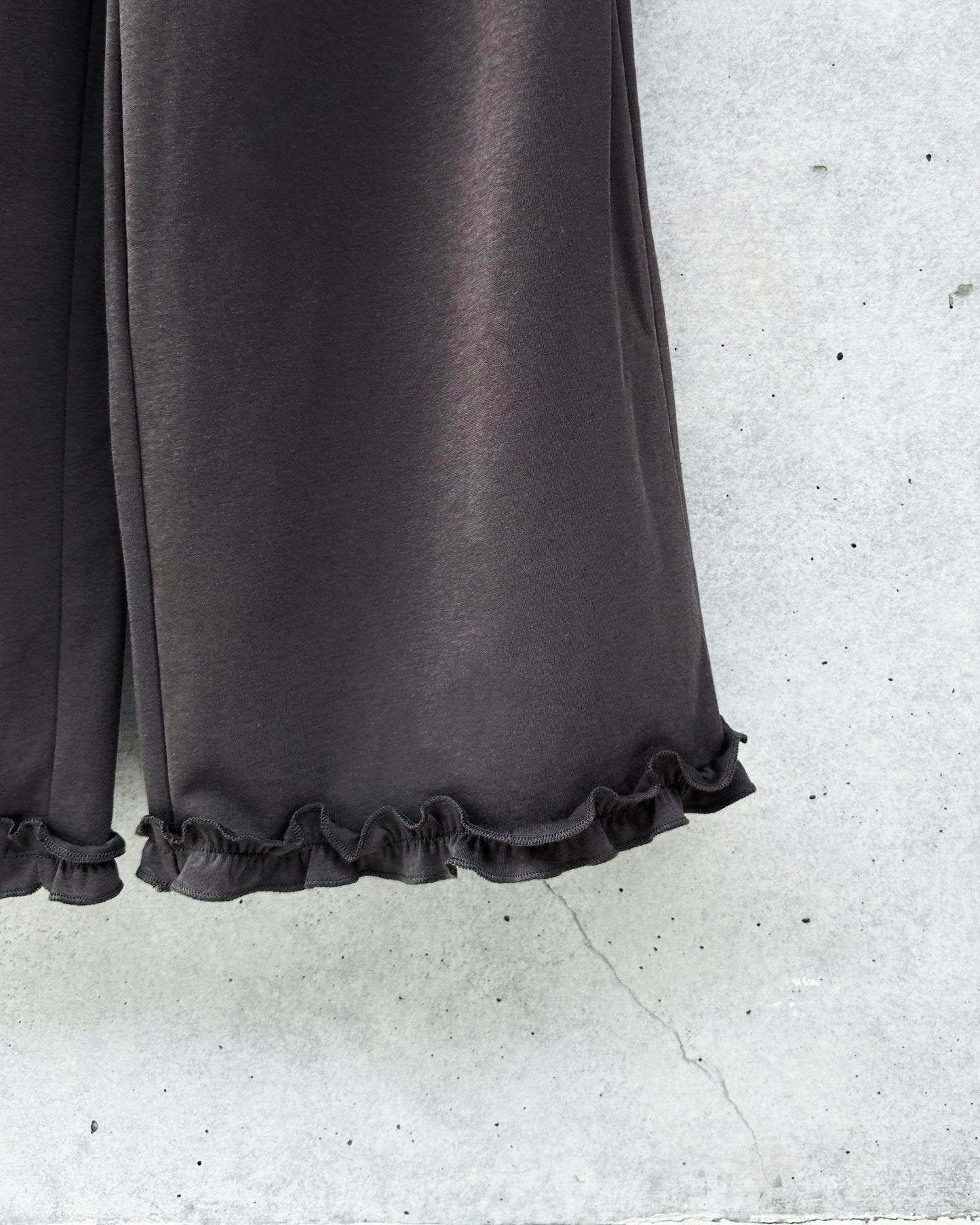 aalis LILIA ruffle hem track pants  (Charcoal)
