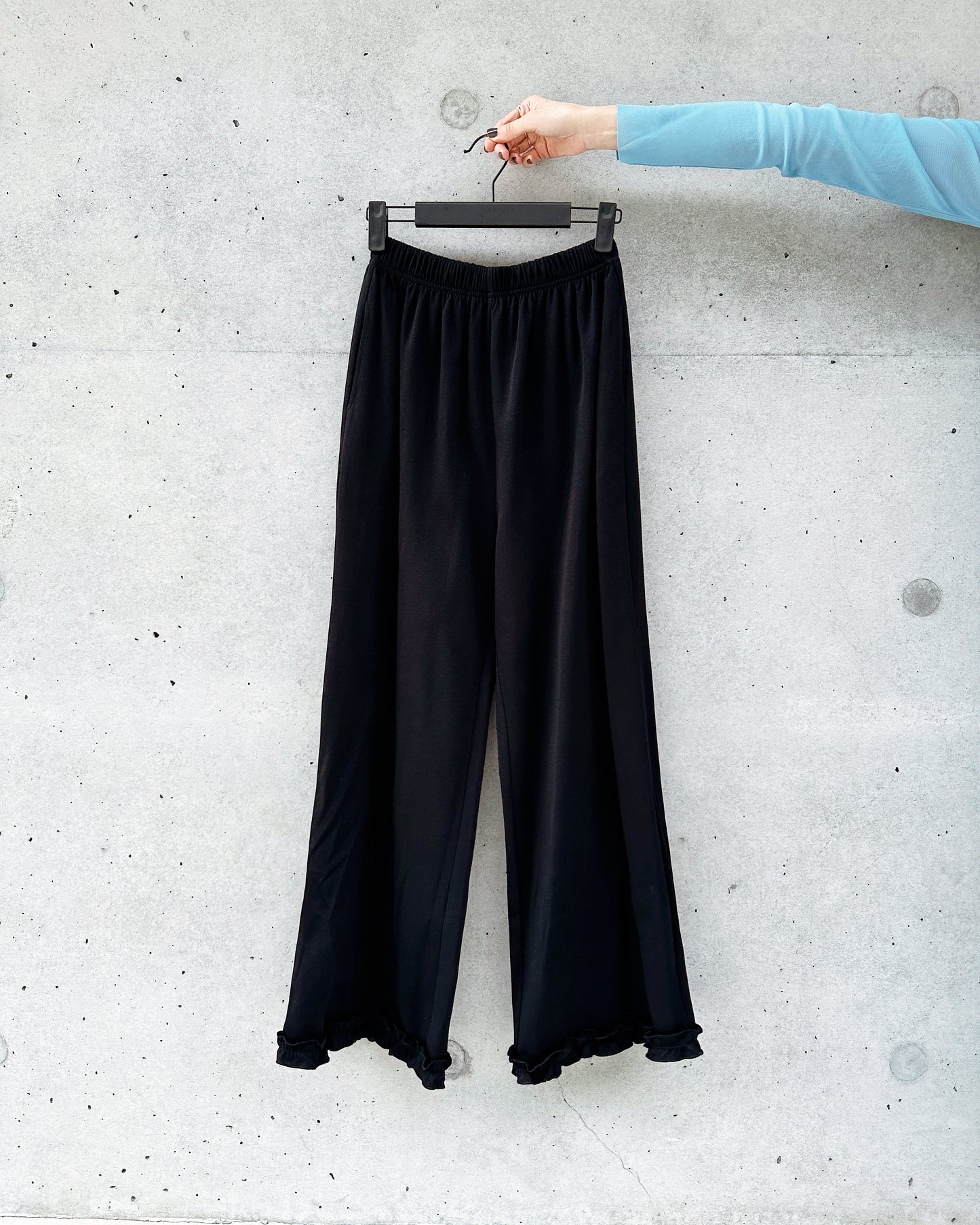 aalis LILIA ruffle hem track pants  (Black)