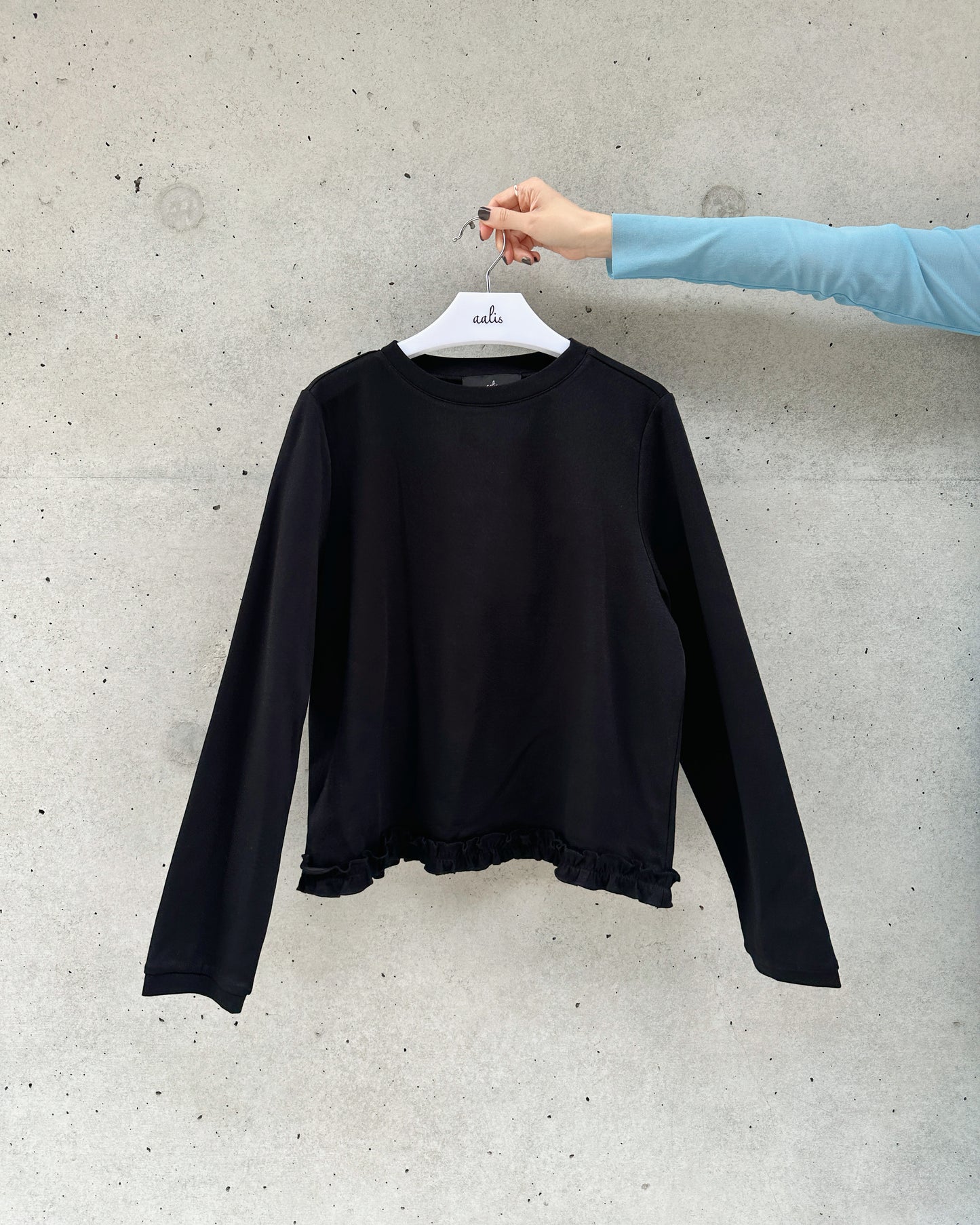 aalis LILY ruffle hem sweater (Black)