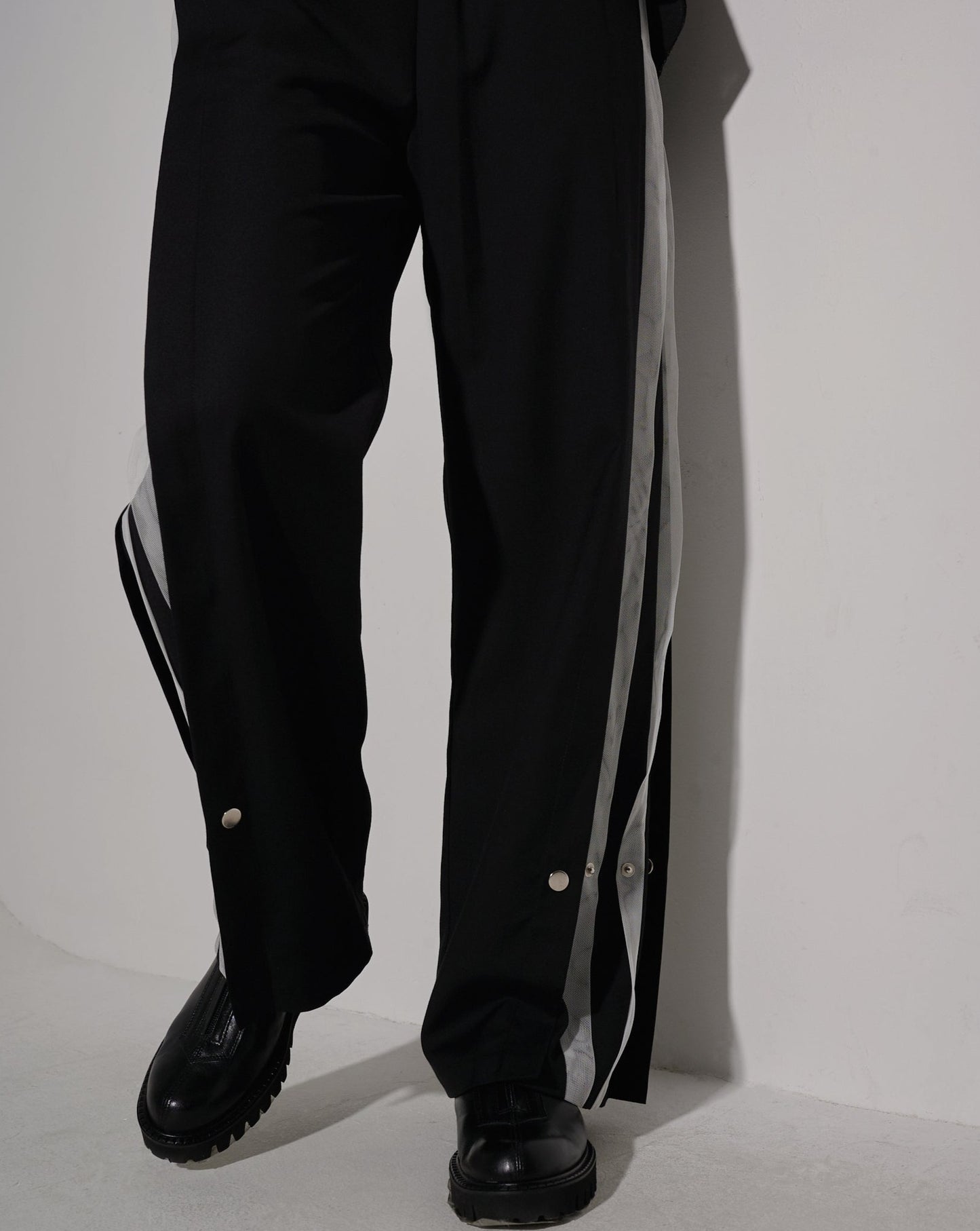 aalis STORM button up side trim pants (Black mesh)