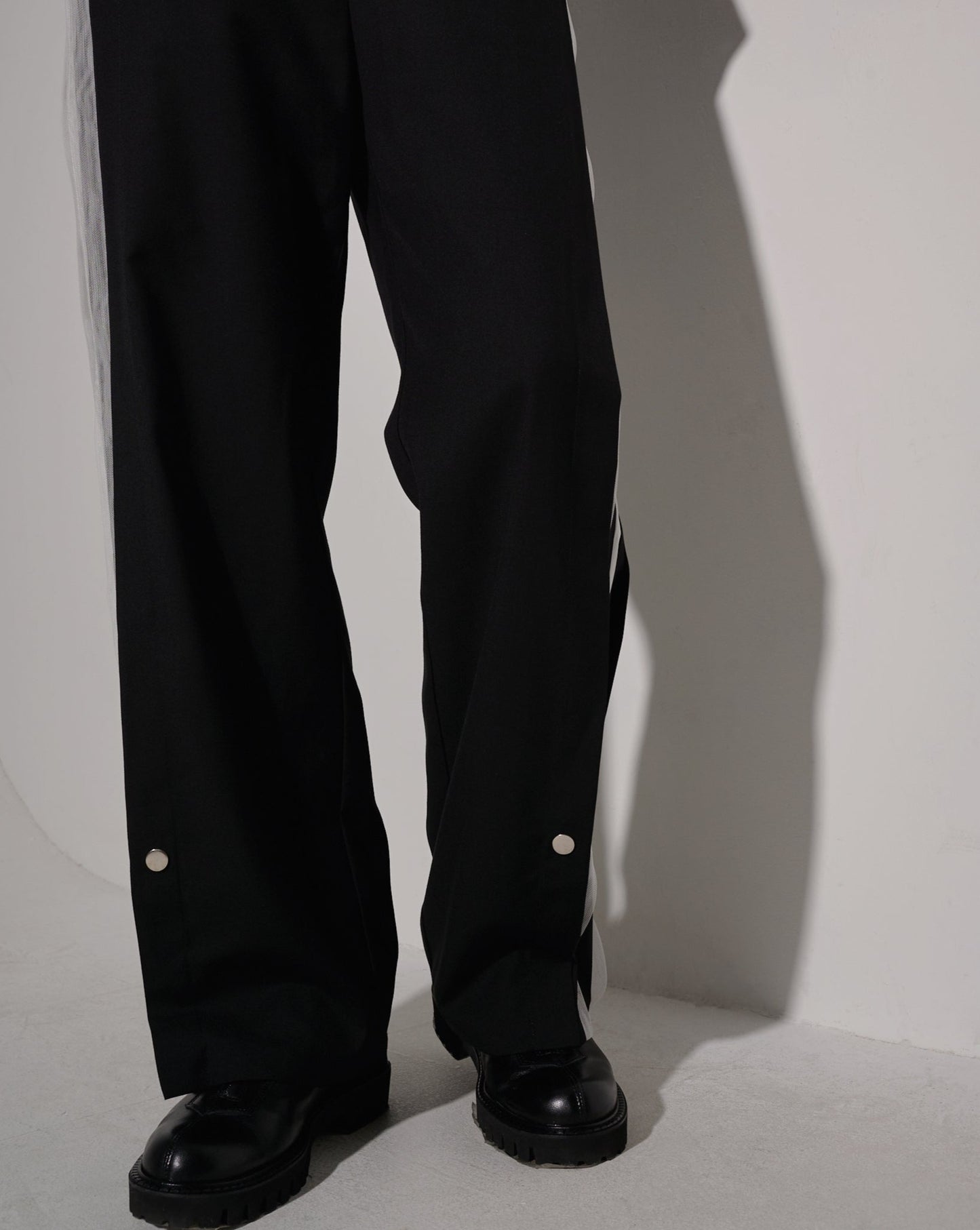 aalis STORM button up side trim pants (Black mesh)