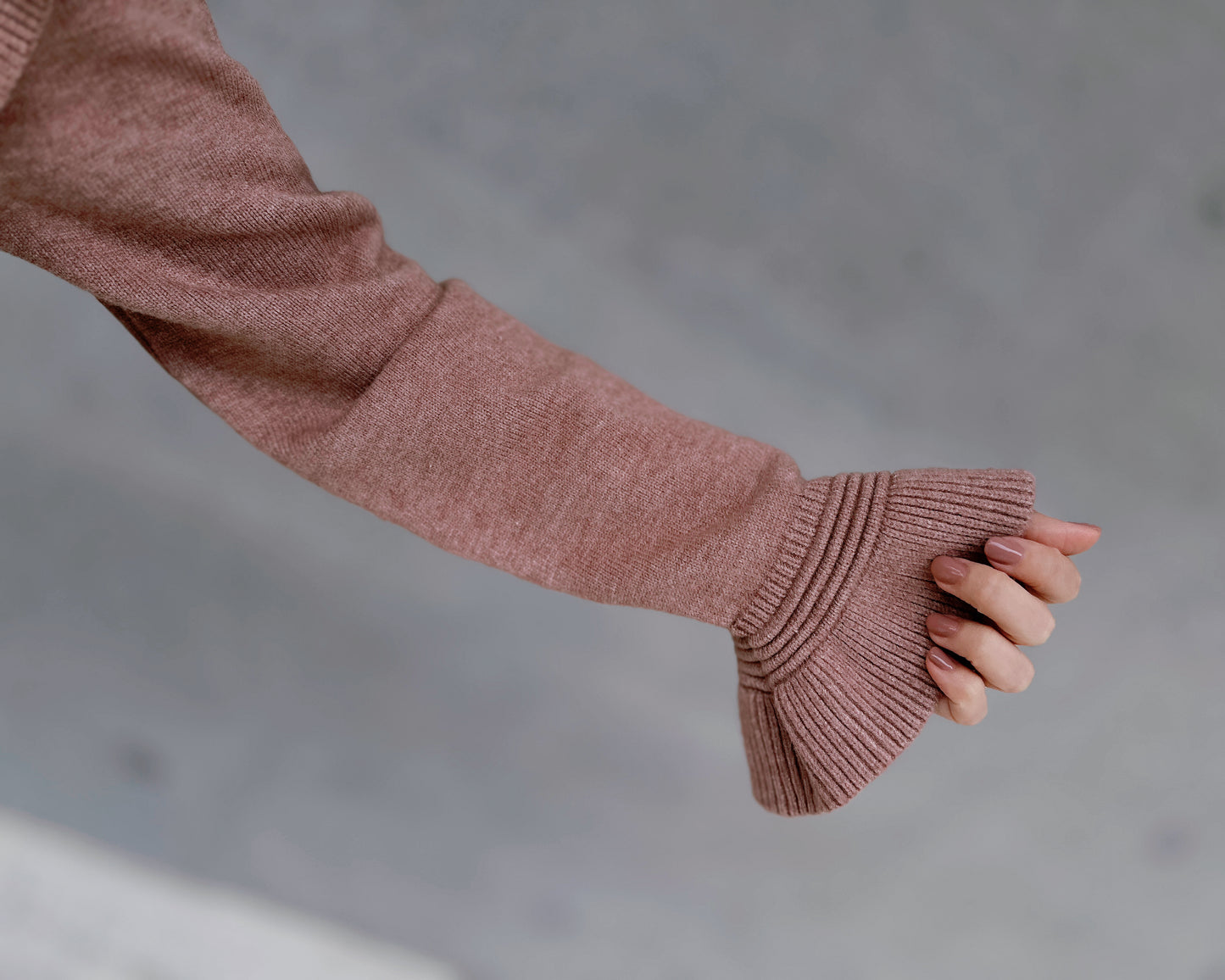 aalis SHINO side cascade ruffle V neck cardigan (Dusty Pink)