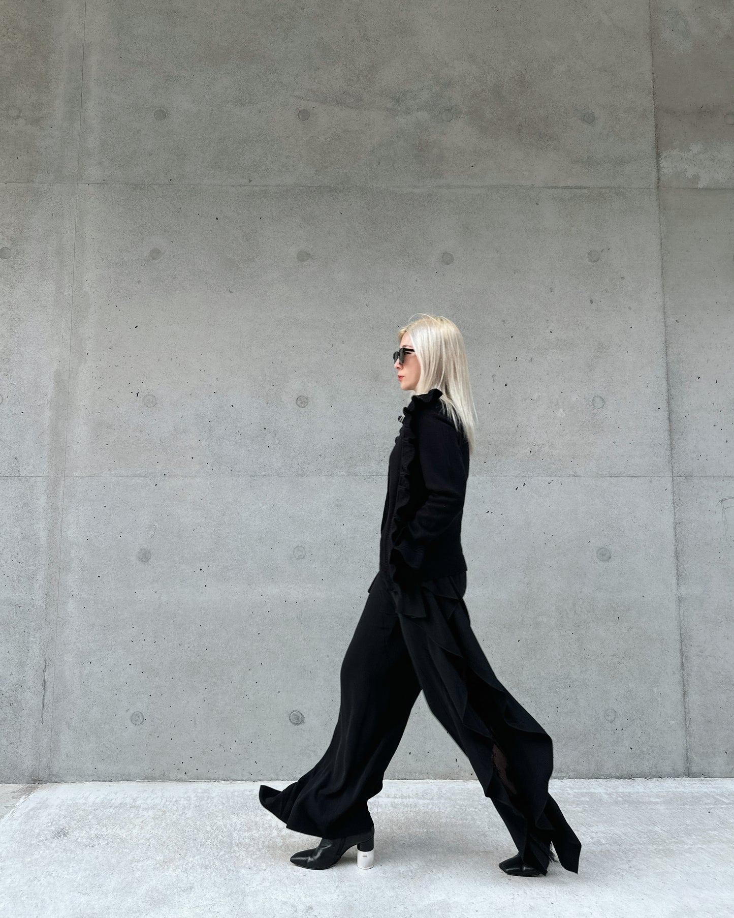 aalis SHINO side cascade ruffle V neck cardigan (Black)