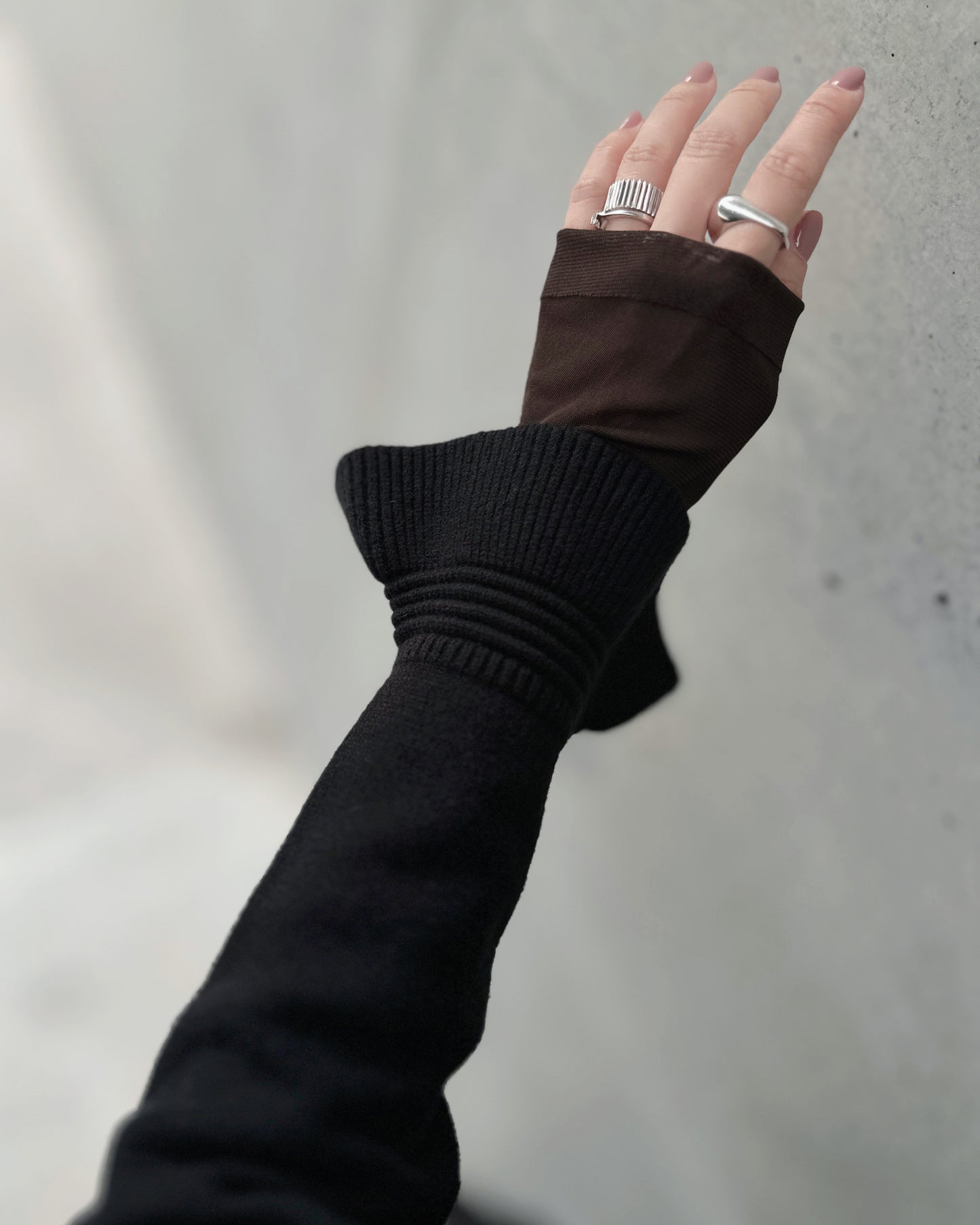 aalis SHINO side cascade ruffle V neck cardigan (Black)