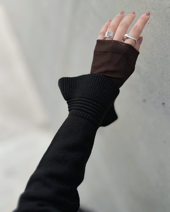 aalis SHINO side cascade ruffle V neck cardigan (Black)