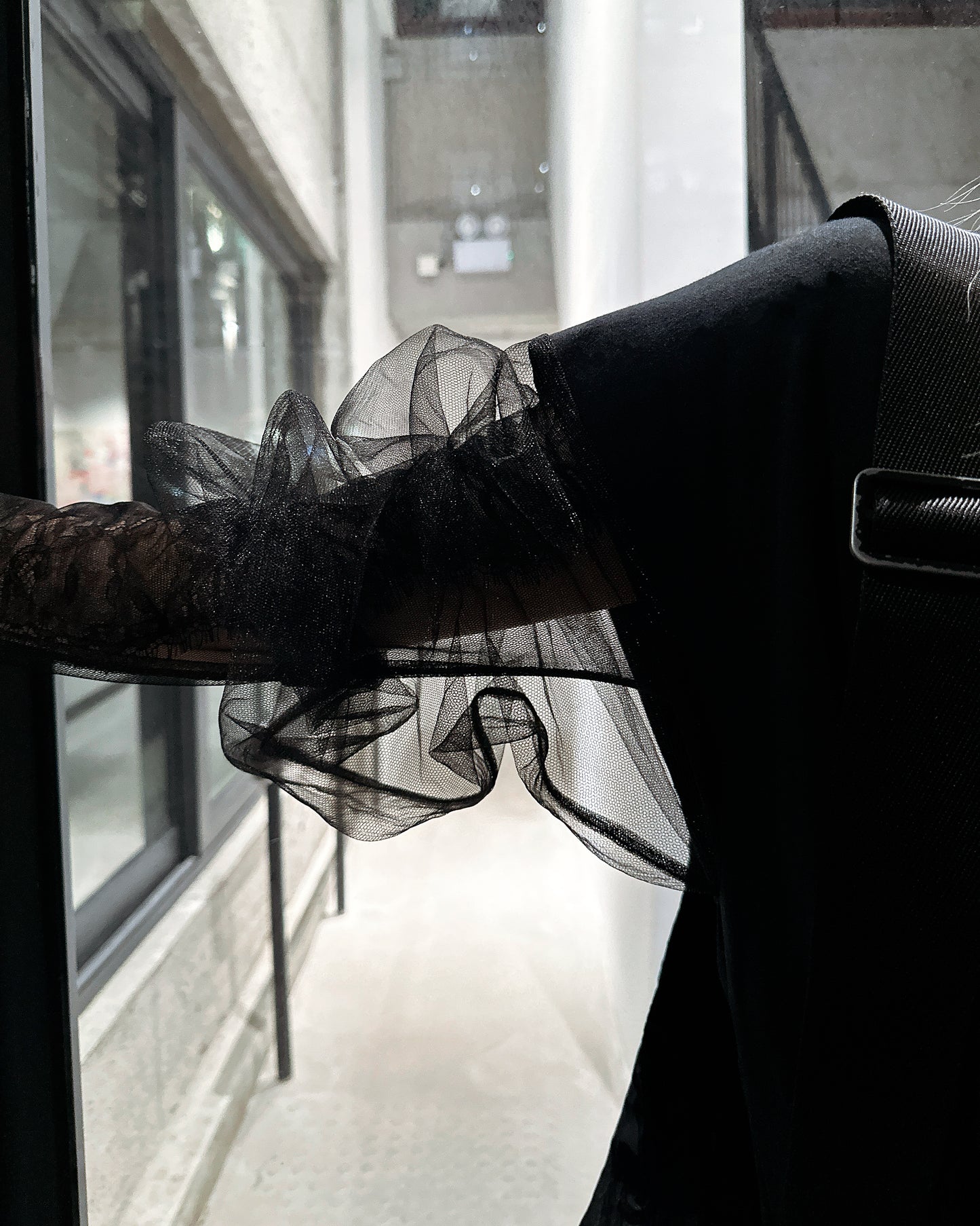 aalis BUFFY mesh puff sleeves sweater tunic (Black)